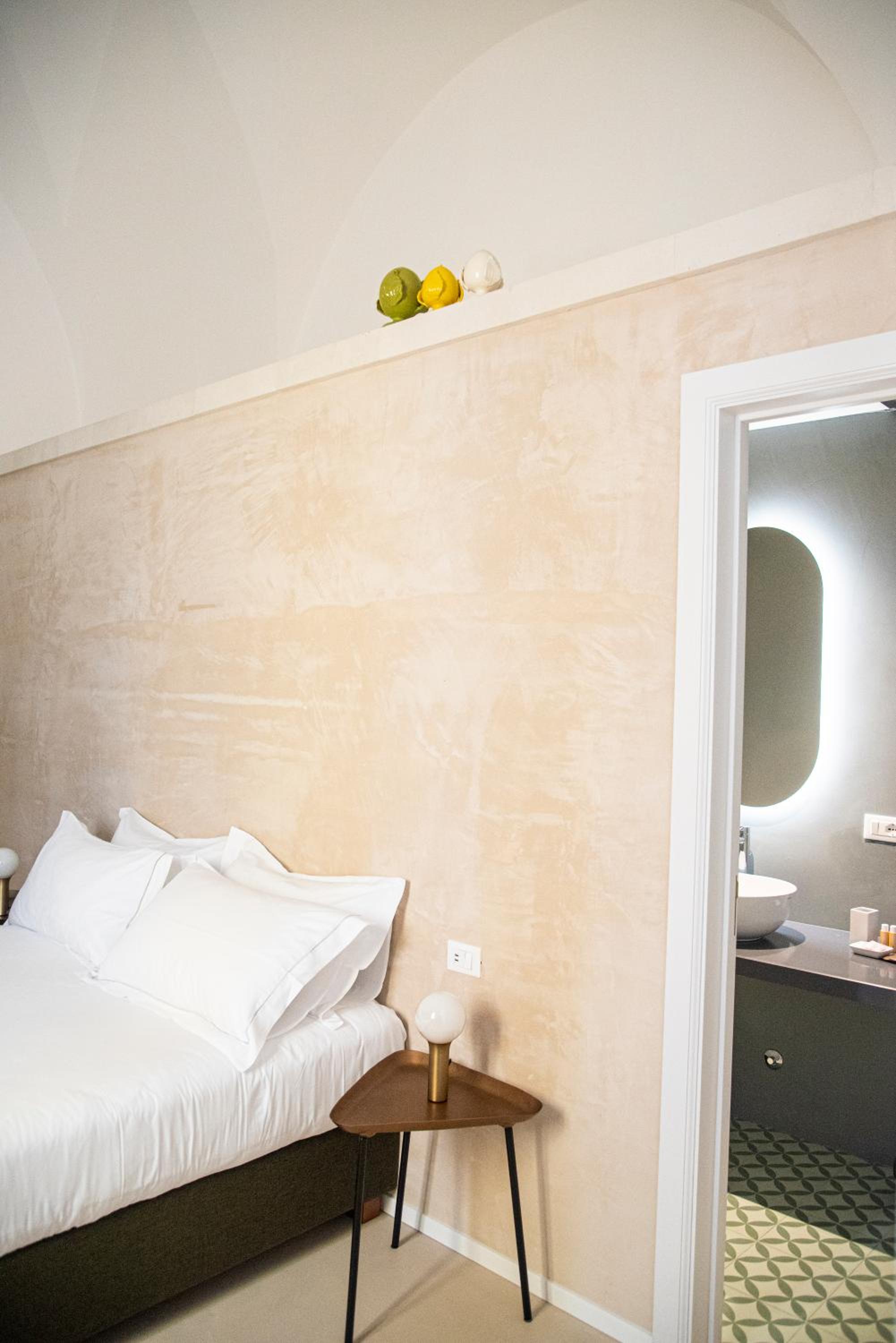 Standard Double Room - Photo 9