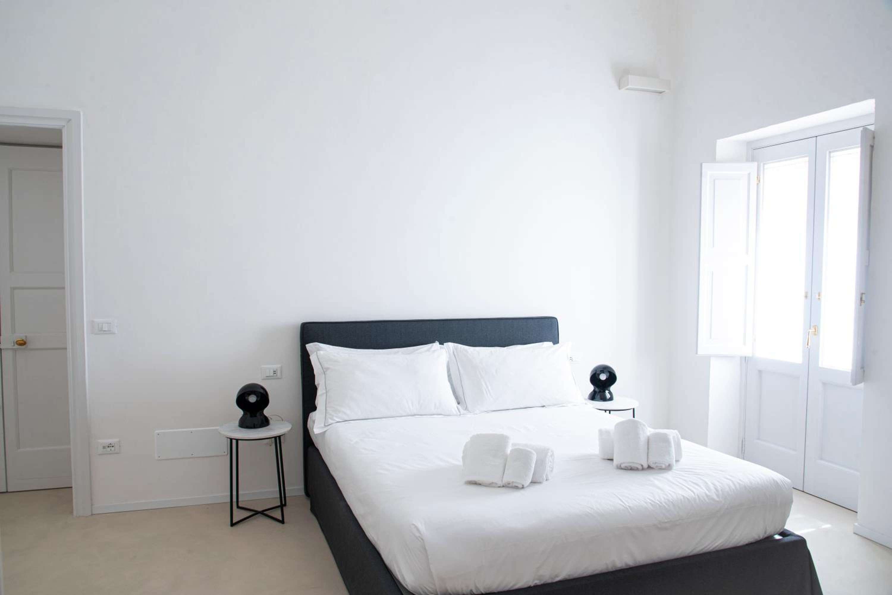 Deluxe King Room - Photo 10