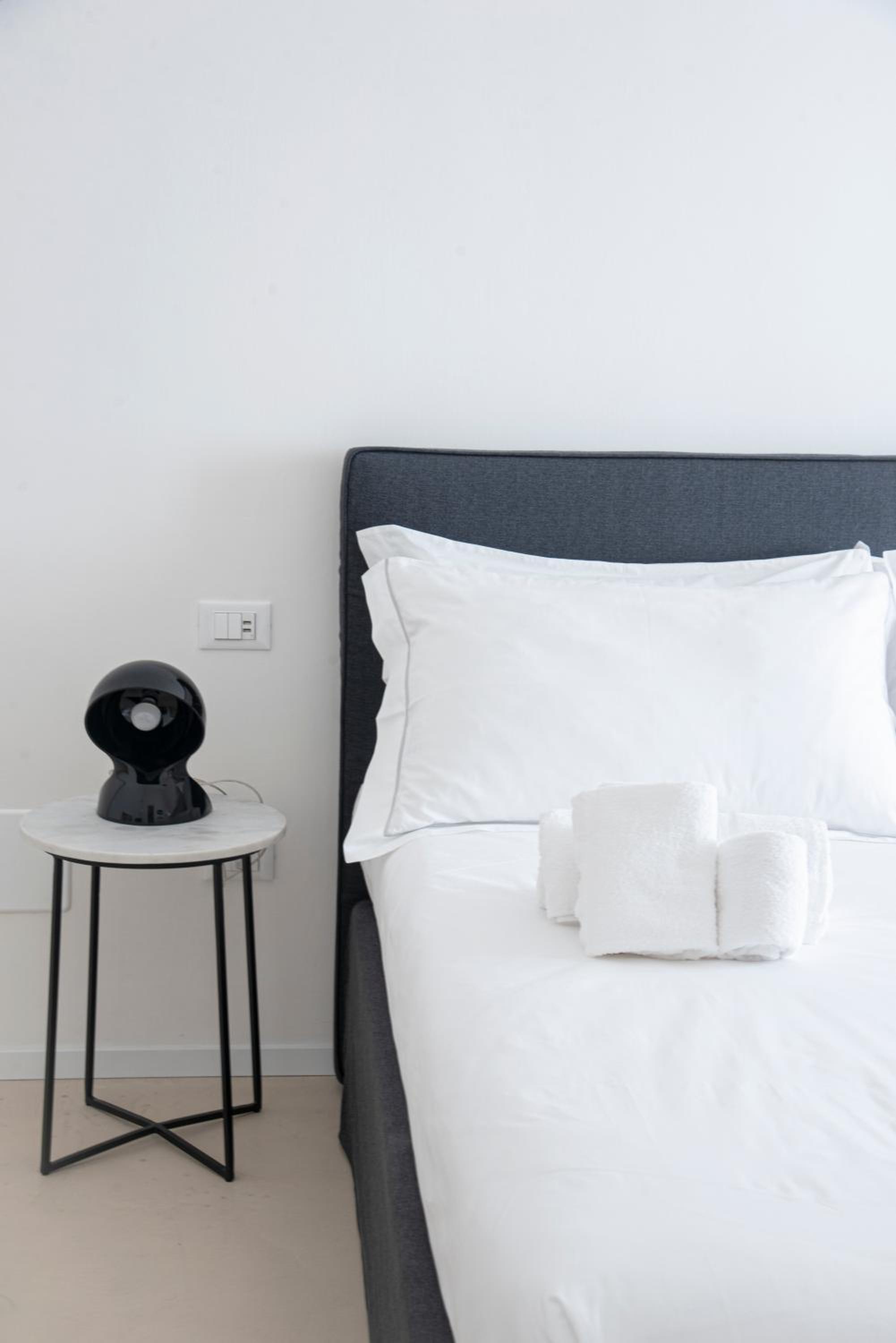 Deluxe King Room - Photo 9