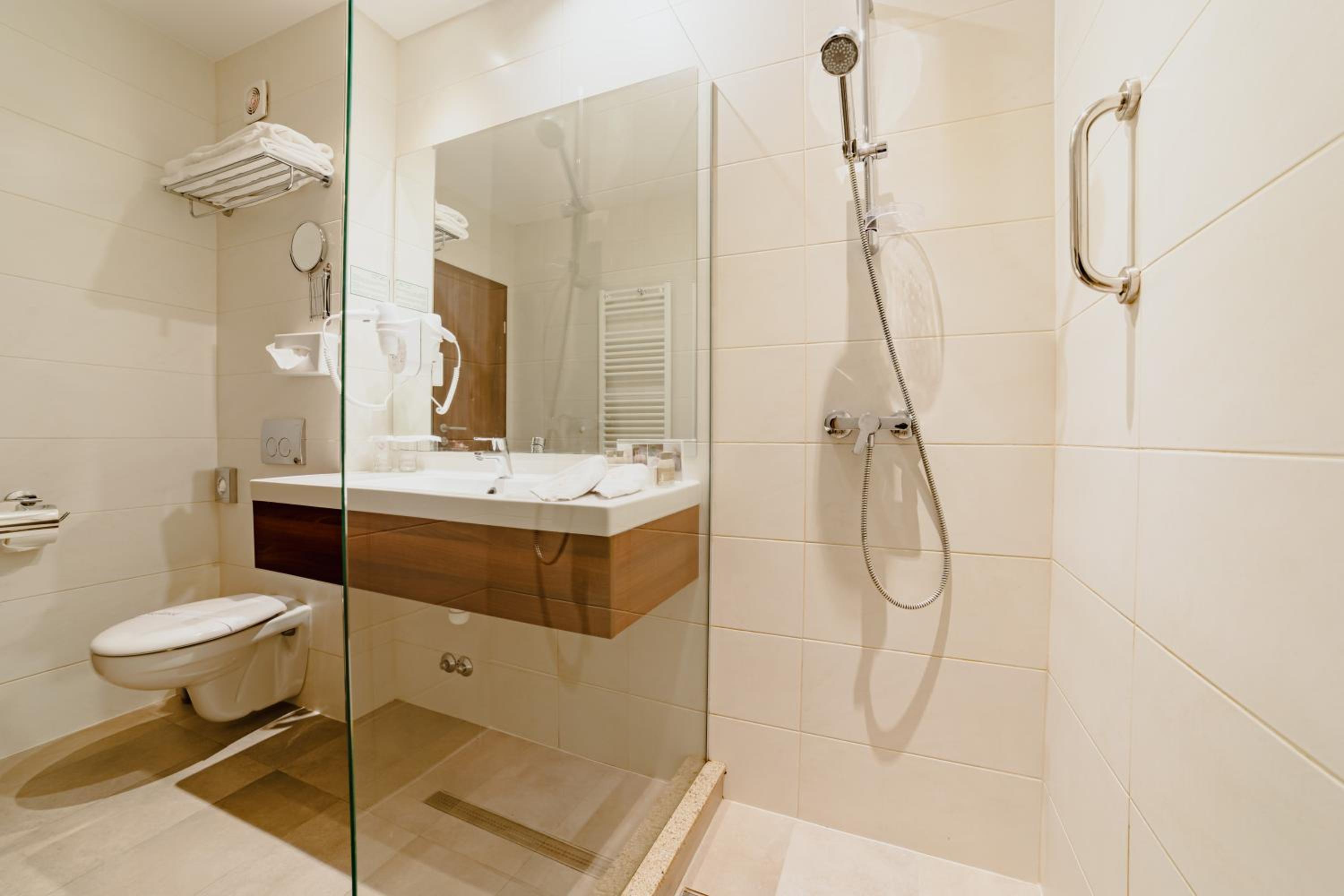 Standard Double or Twin Room - Photo 16