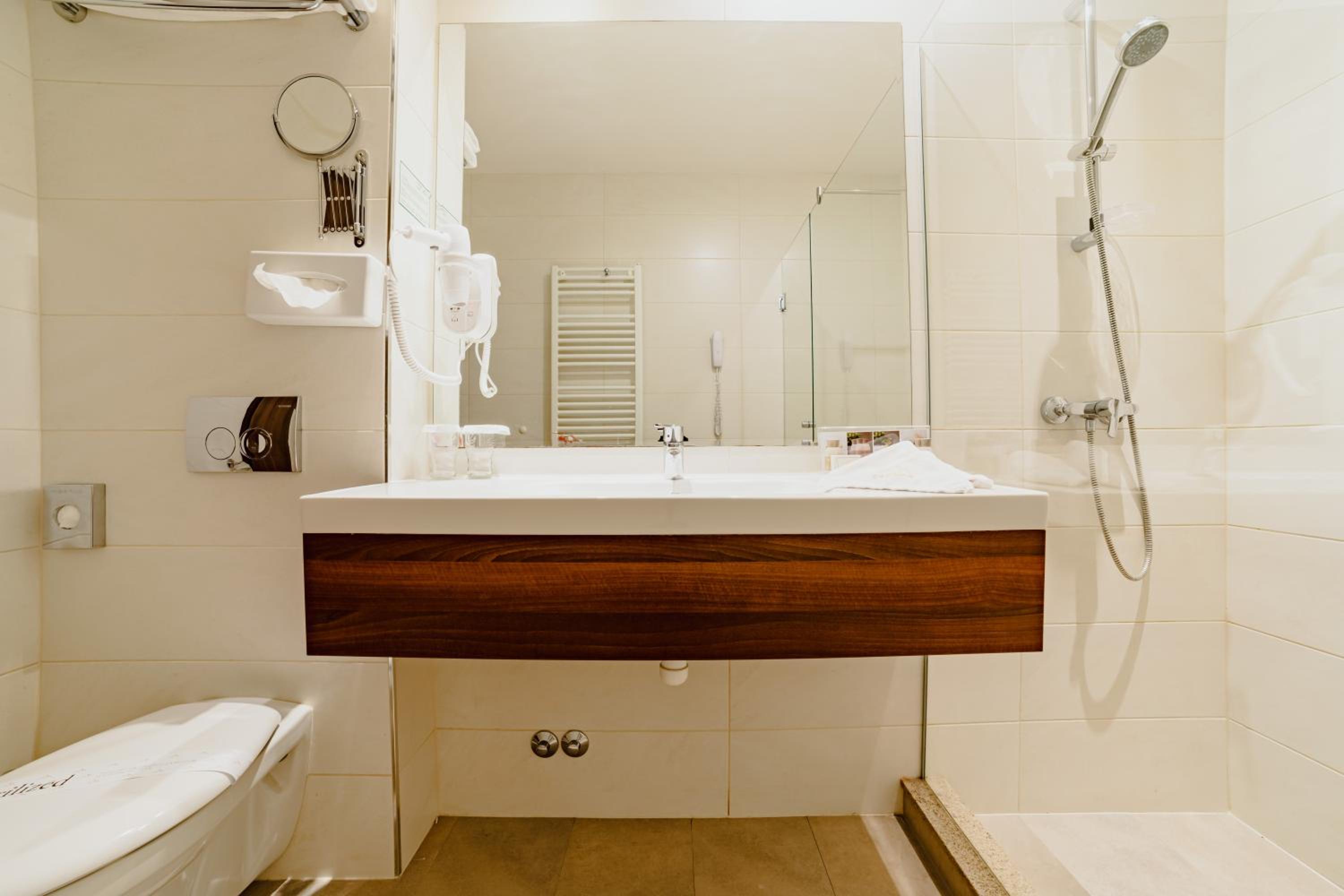 Standard Double or Twin Room - Photo 18