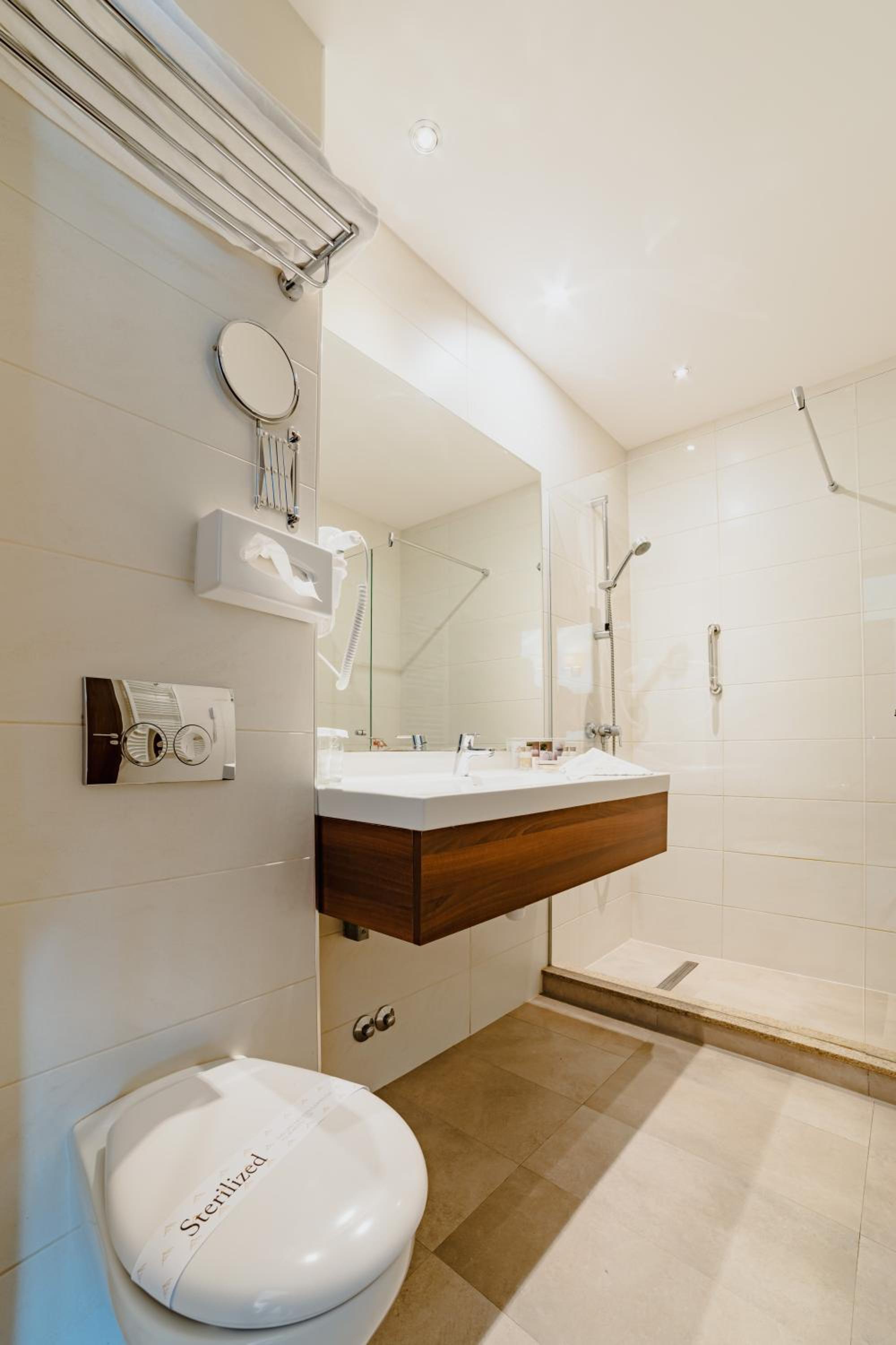 Standard Double or Twin Room - Photo 17