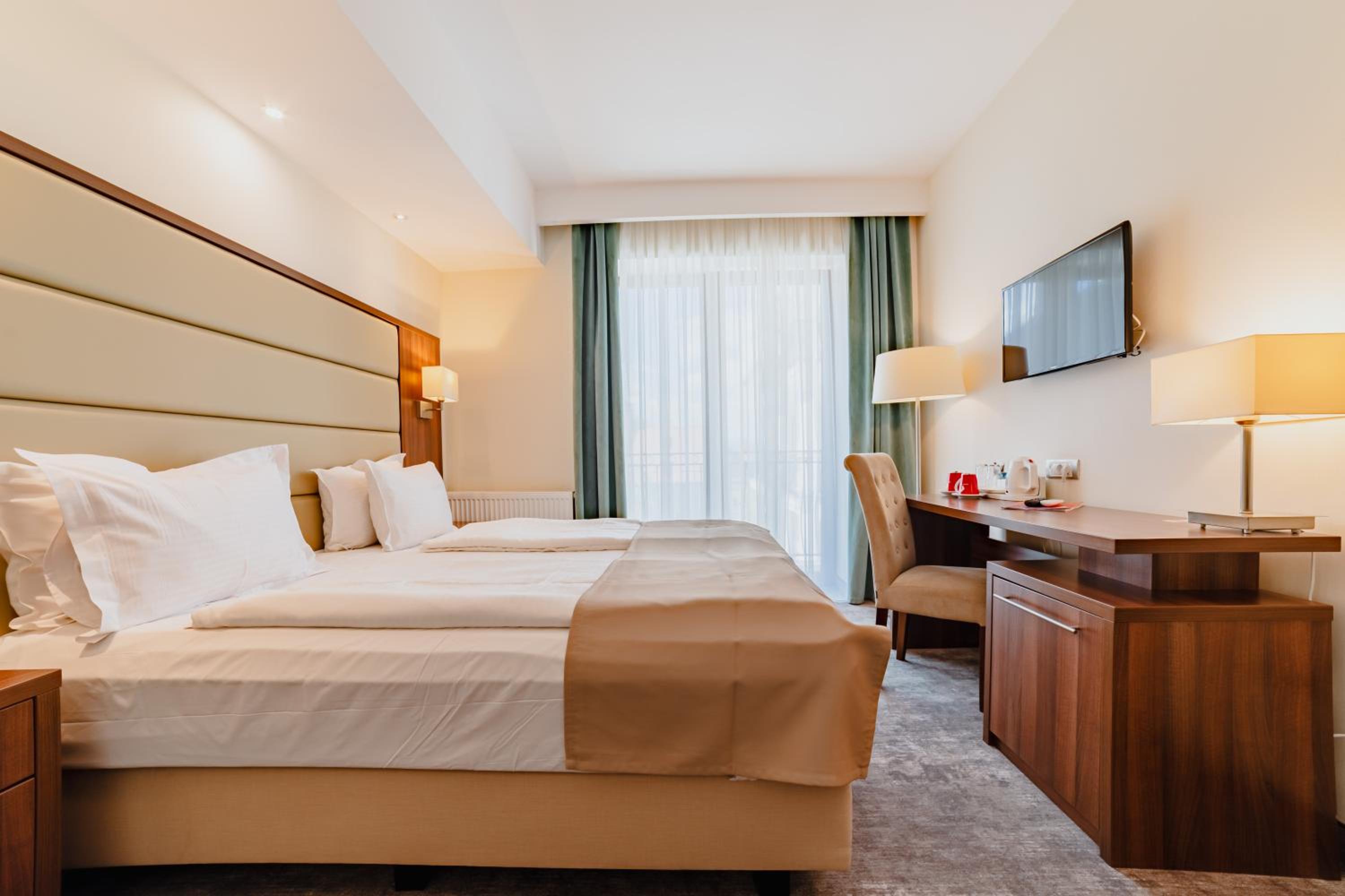 Standard Double or Twin Room - Photo 6