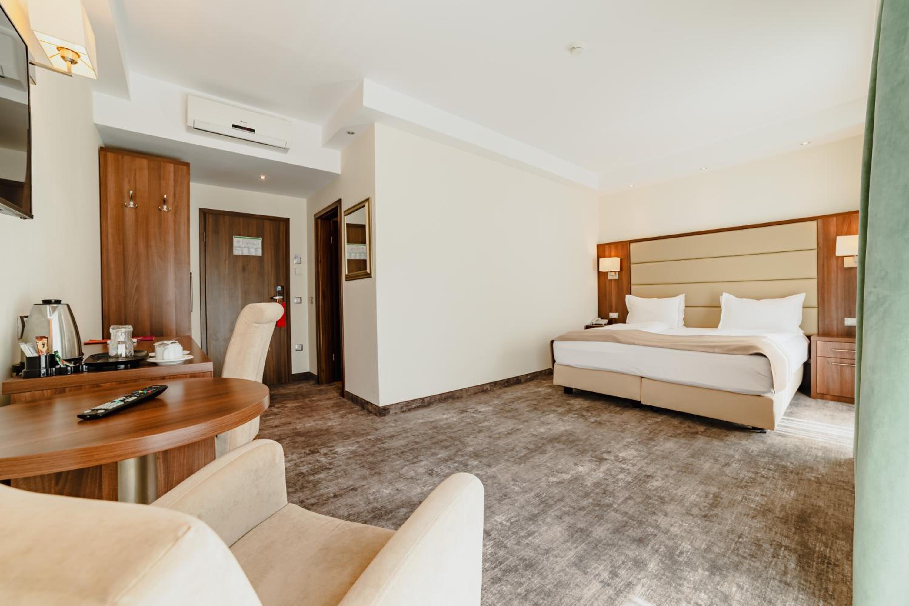 Standard Double or Twin Room - Photo 5