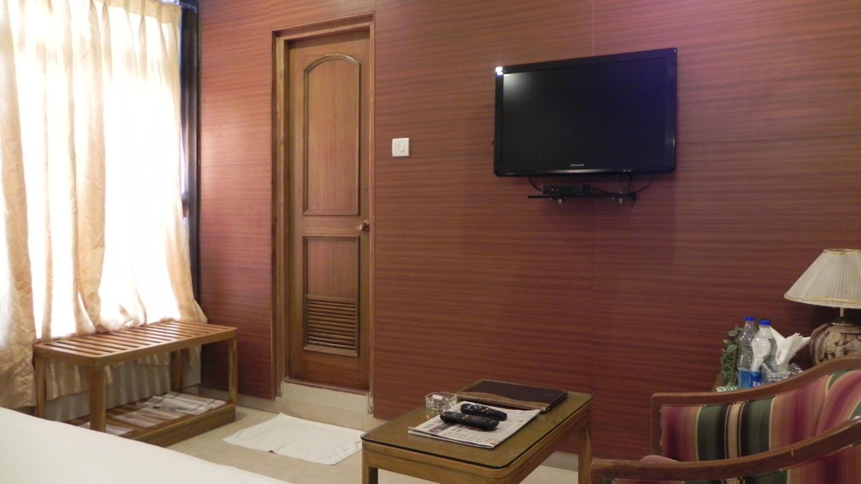 Standard Double Room - 10% off on laundry and Early check-in (upto 4 hrs) and Late Checkout (upto 3 hrs) on availability - Photo 3
