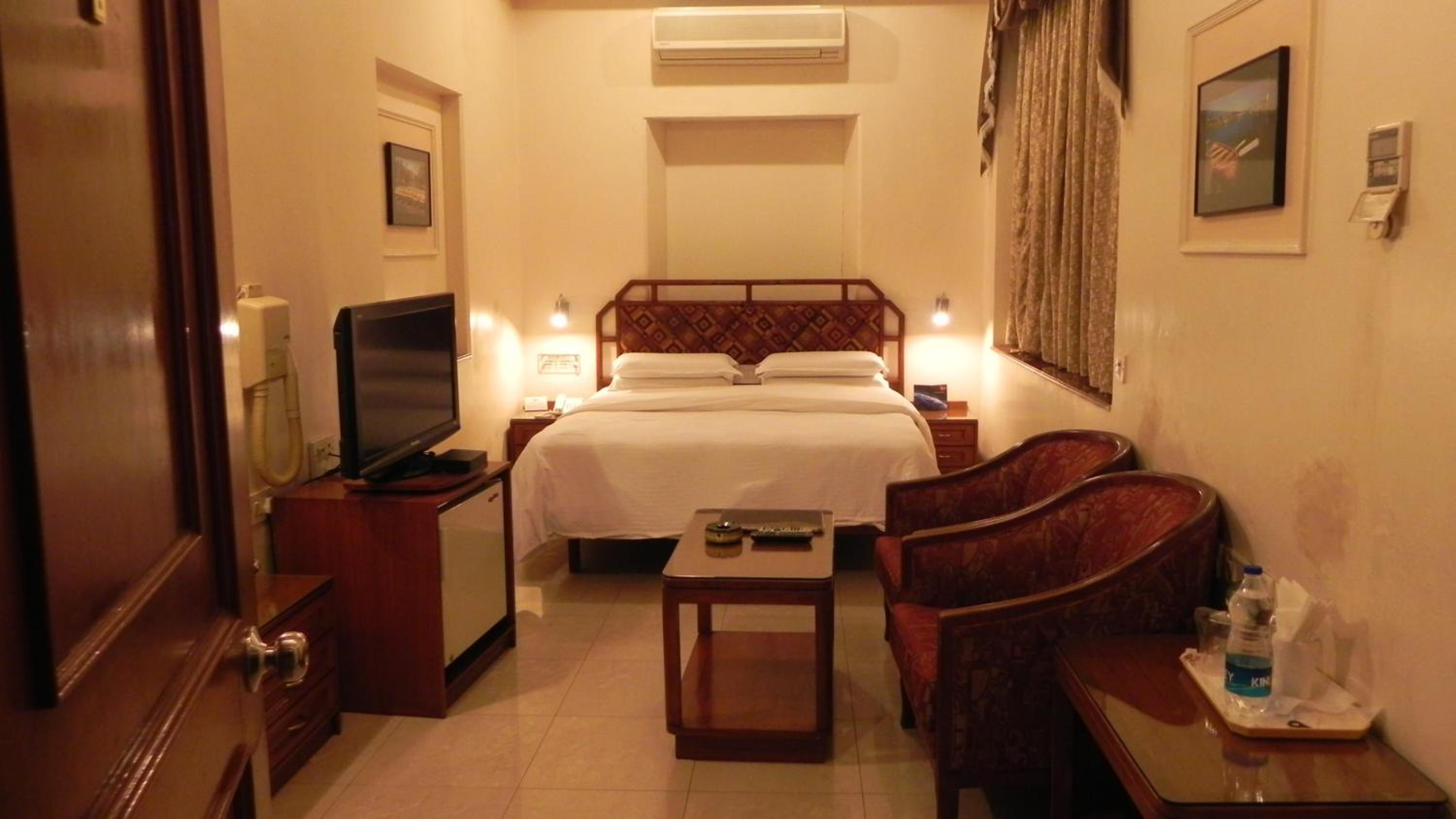 Standard Double Room - 10% off on laundry and Early check-in (upto 4 hrs) and Late Checkout (upto 3 hrs) on availability - Photo 1