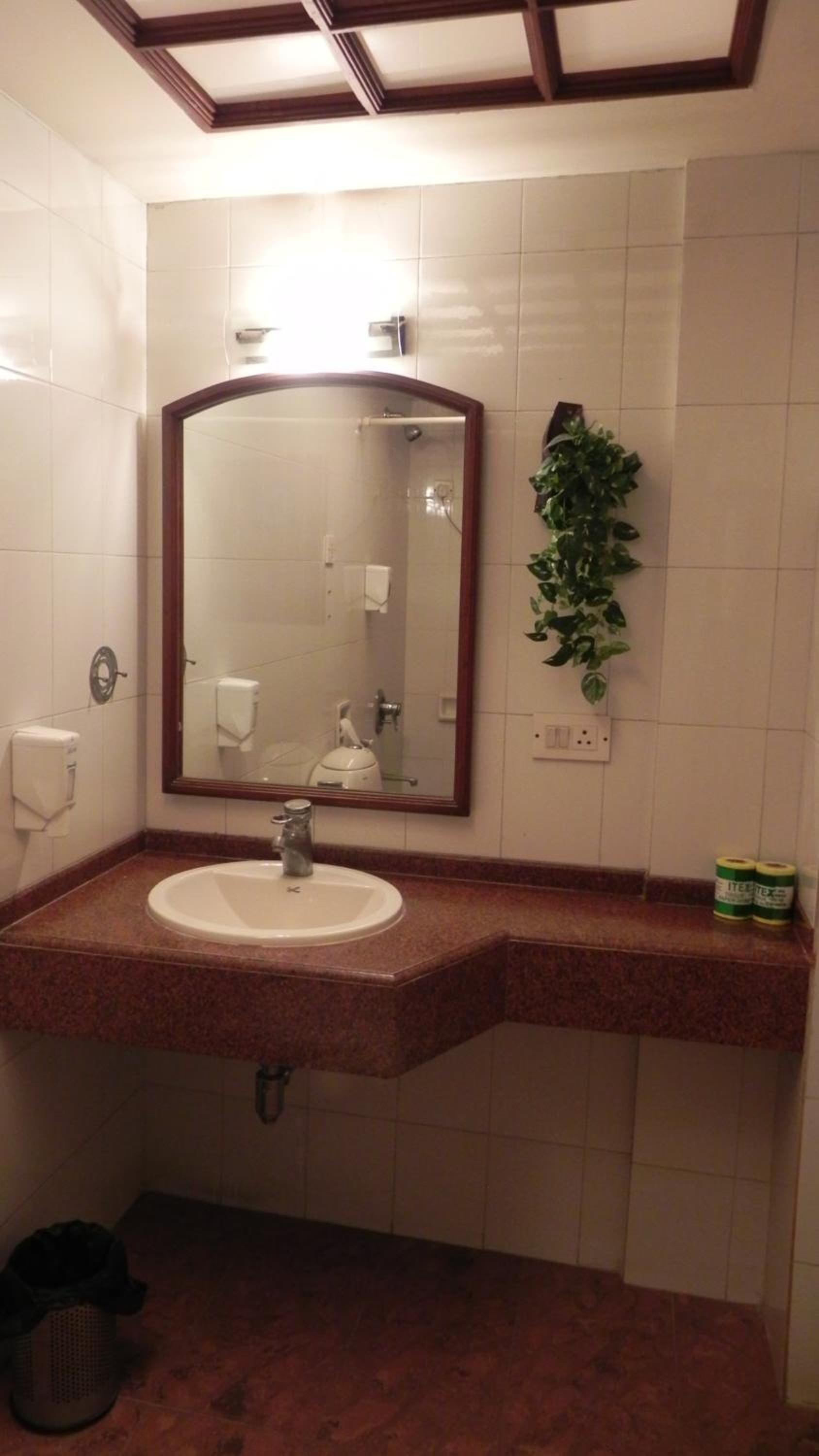Standard Double Room - 10% off on laundry and Early check-in (upto 4 hrs) and Late Checkout (upto 3 hrs) on availability - Photo 4
