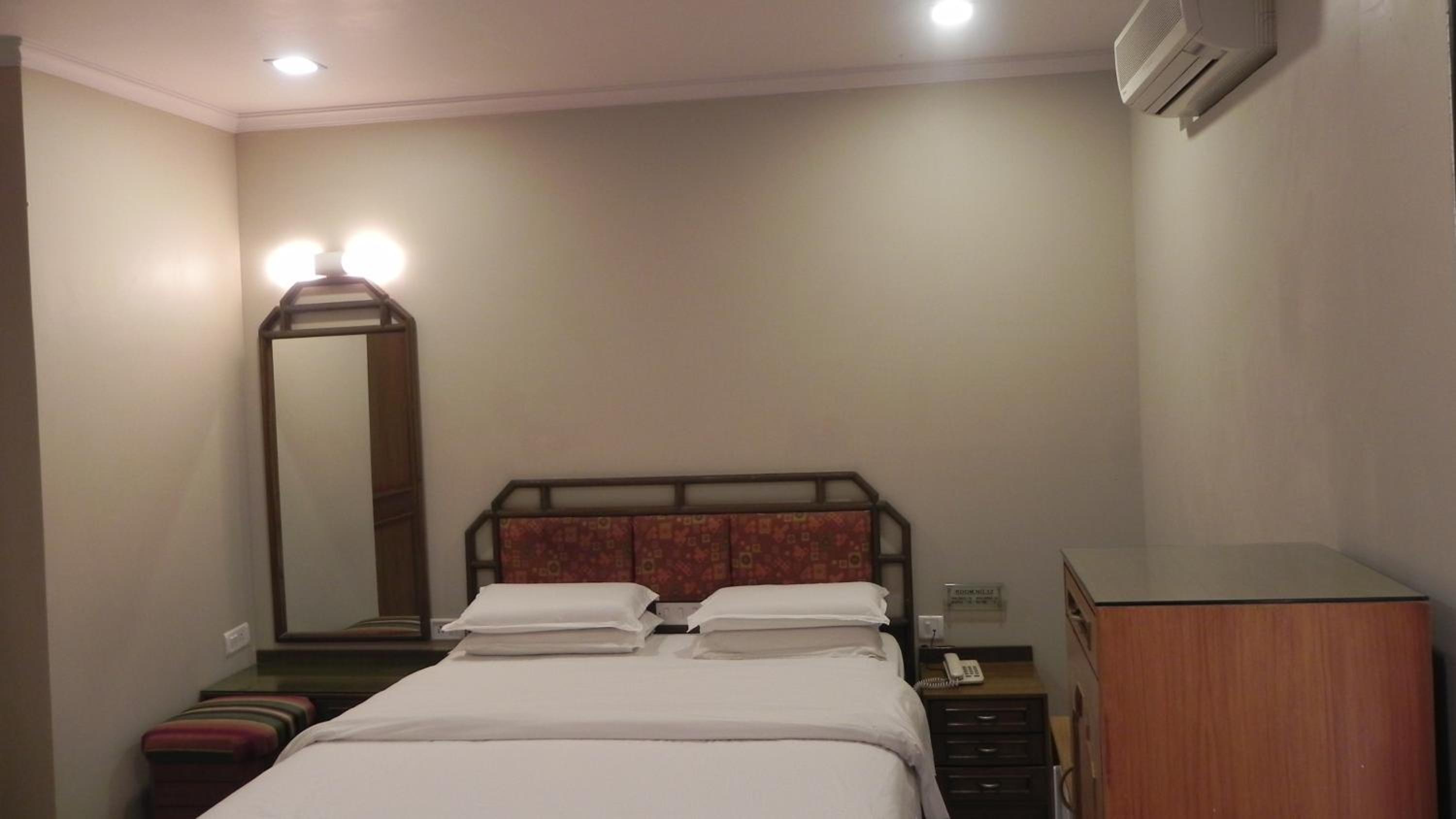 Standard Double Room - 10% off on laundry and Early check-in (upto 4 hrs) and Late Checkout (upto 3 hrs) on availability - Photo 2