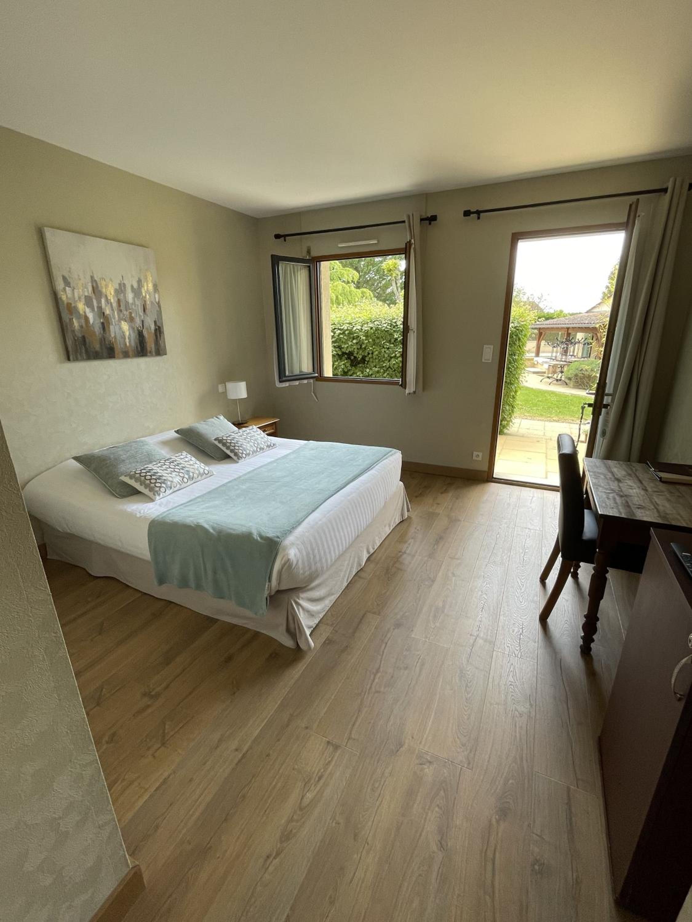 Chambre, côté jardin, terrasse, vue sur piscine