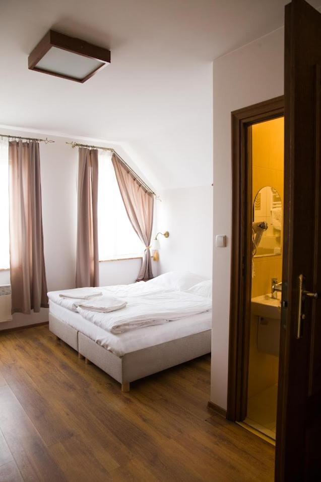 Double or Twin Room - Photo 8