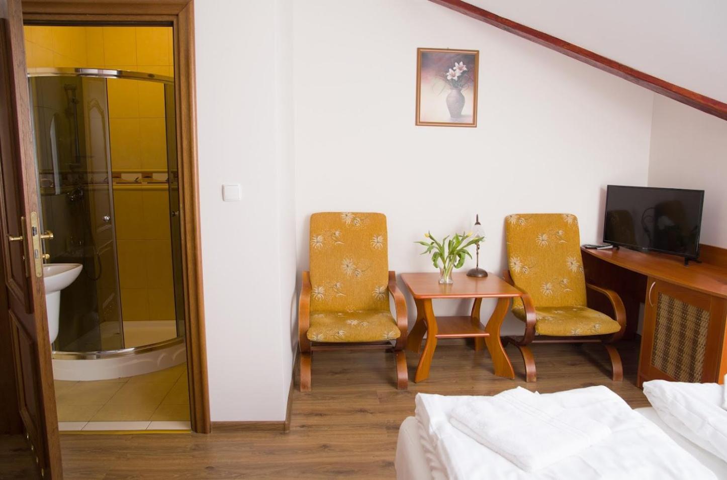 Double or Twin Room - Photo 9