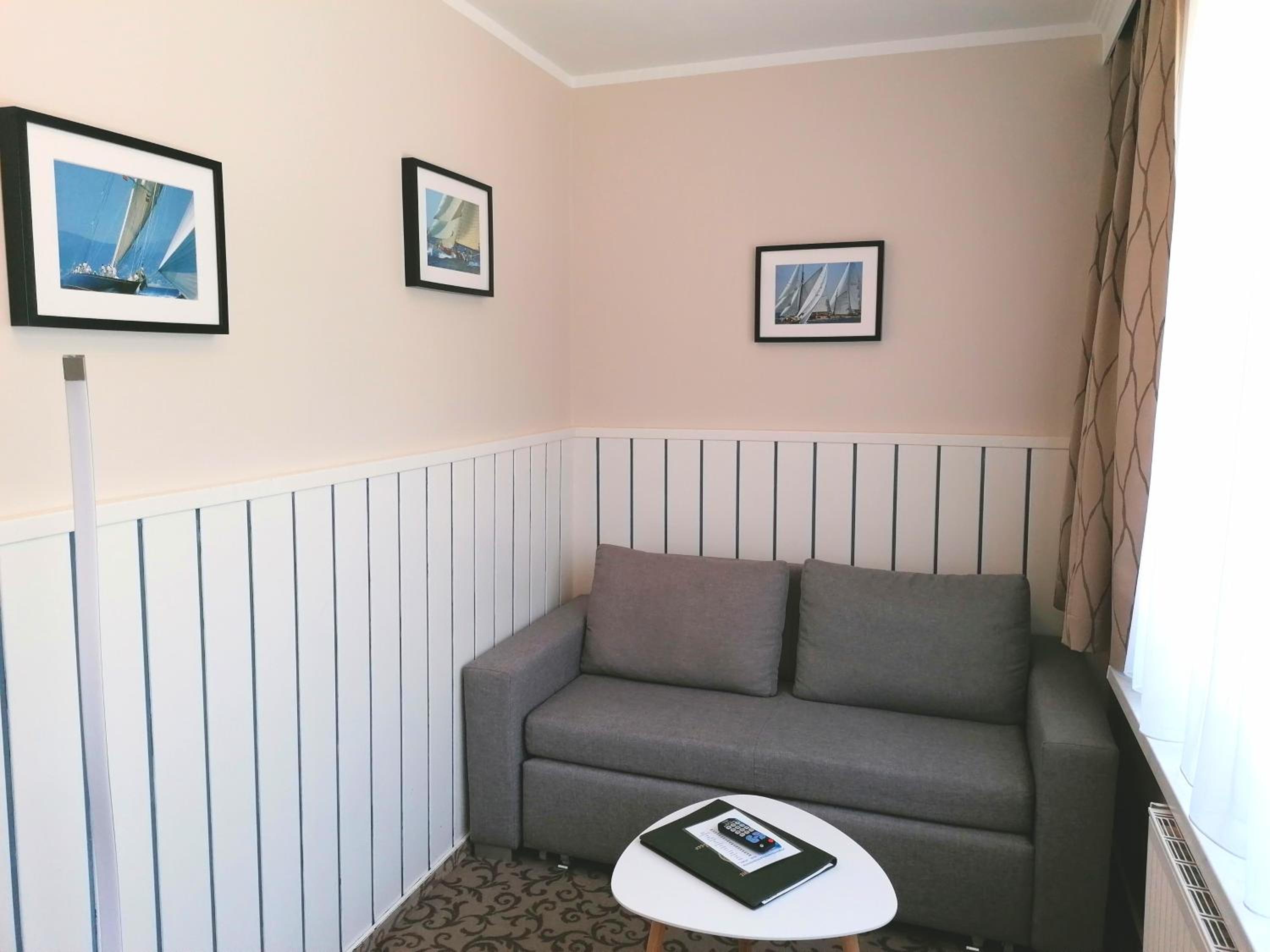 Family Room (NO Pets) photo 3