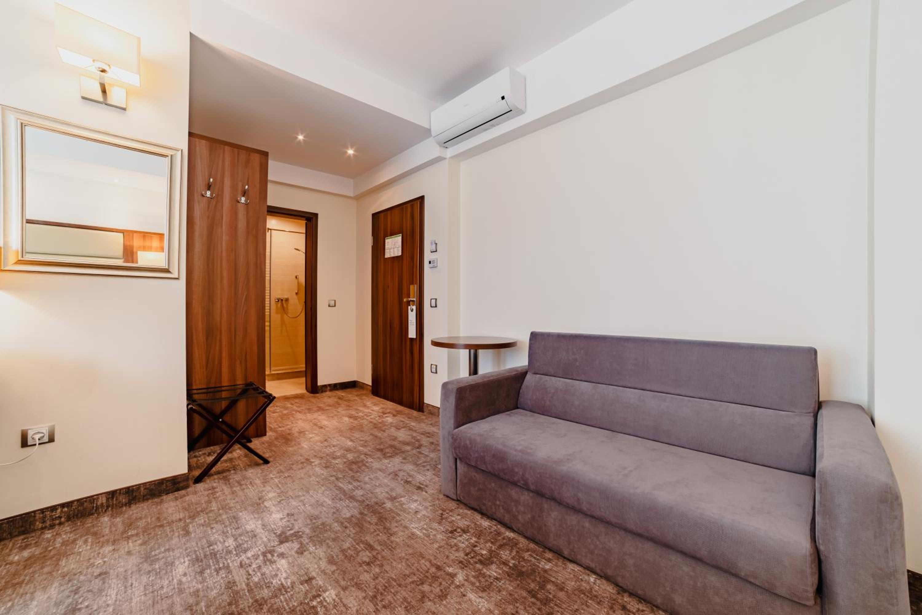 Family Room (2 Adults + 1 Child) - Photo 3
