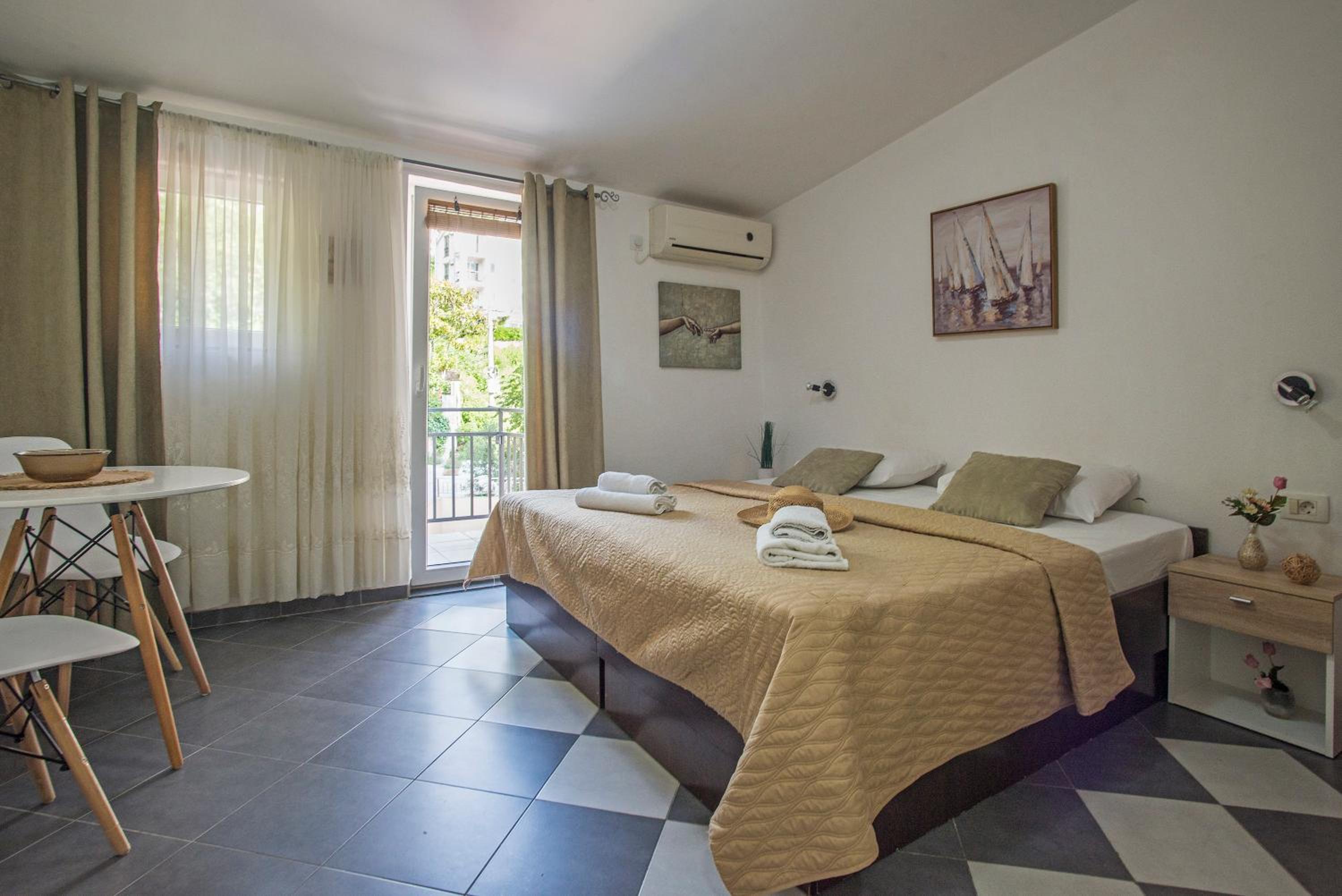 Studio Apartment with Balcony photo 1