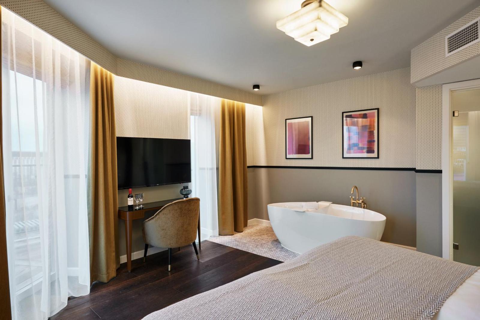 King Room With Balcony - Photo 1