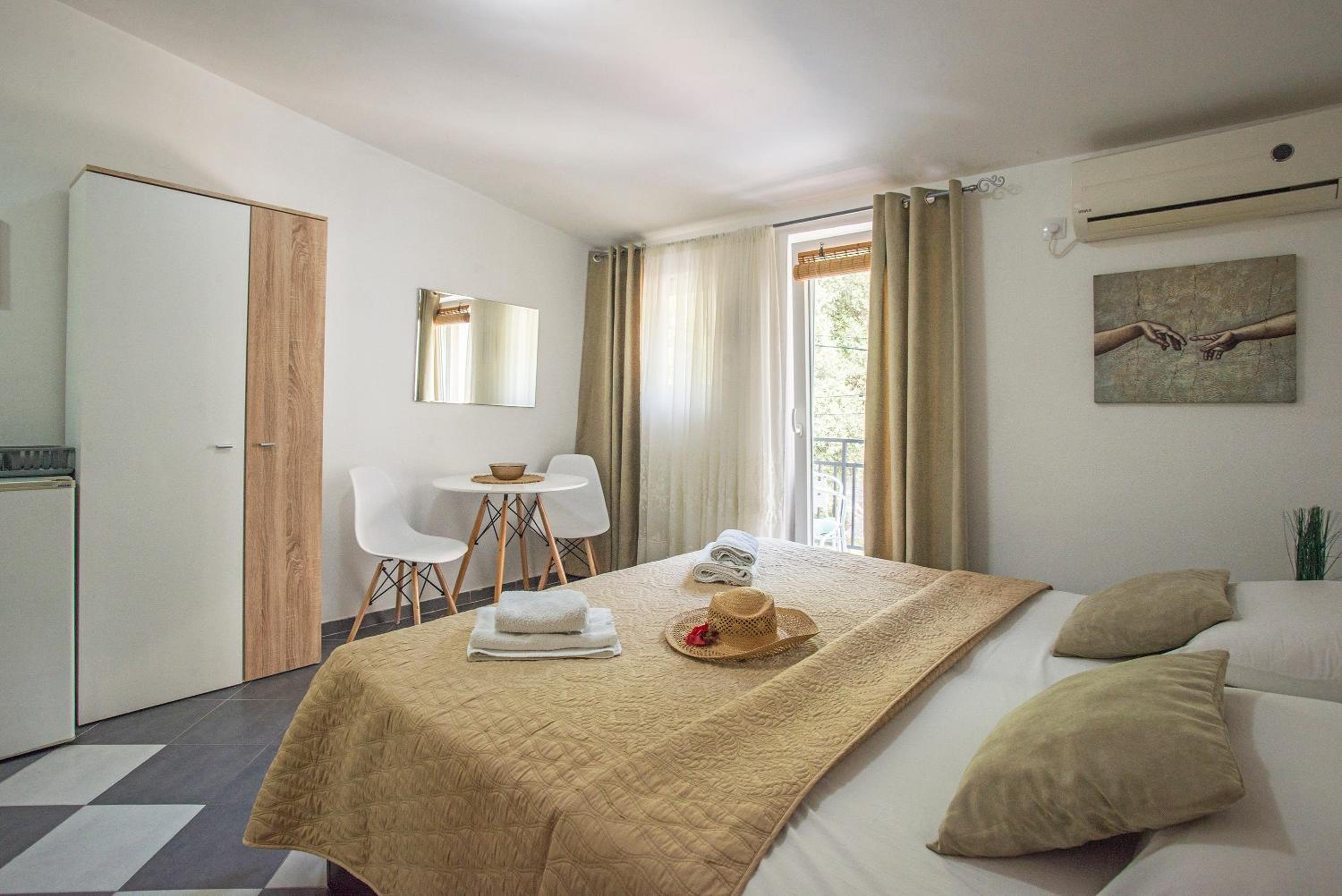 Studio Apartment with Balcony photo 2