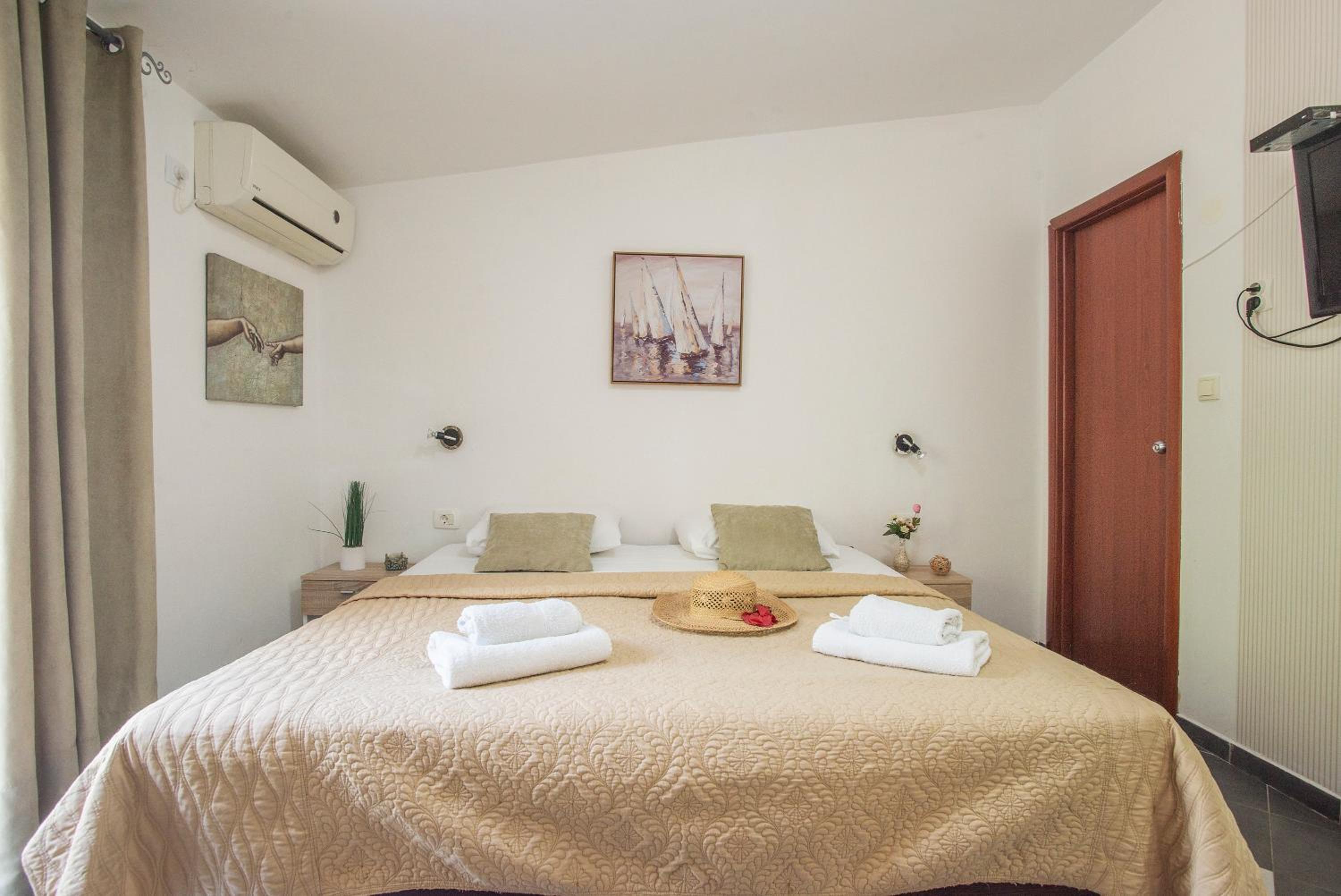 Studio Apartment with Balcony photo 3