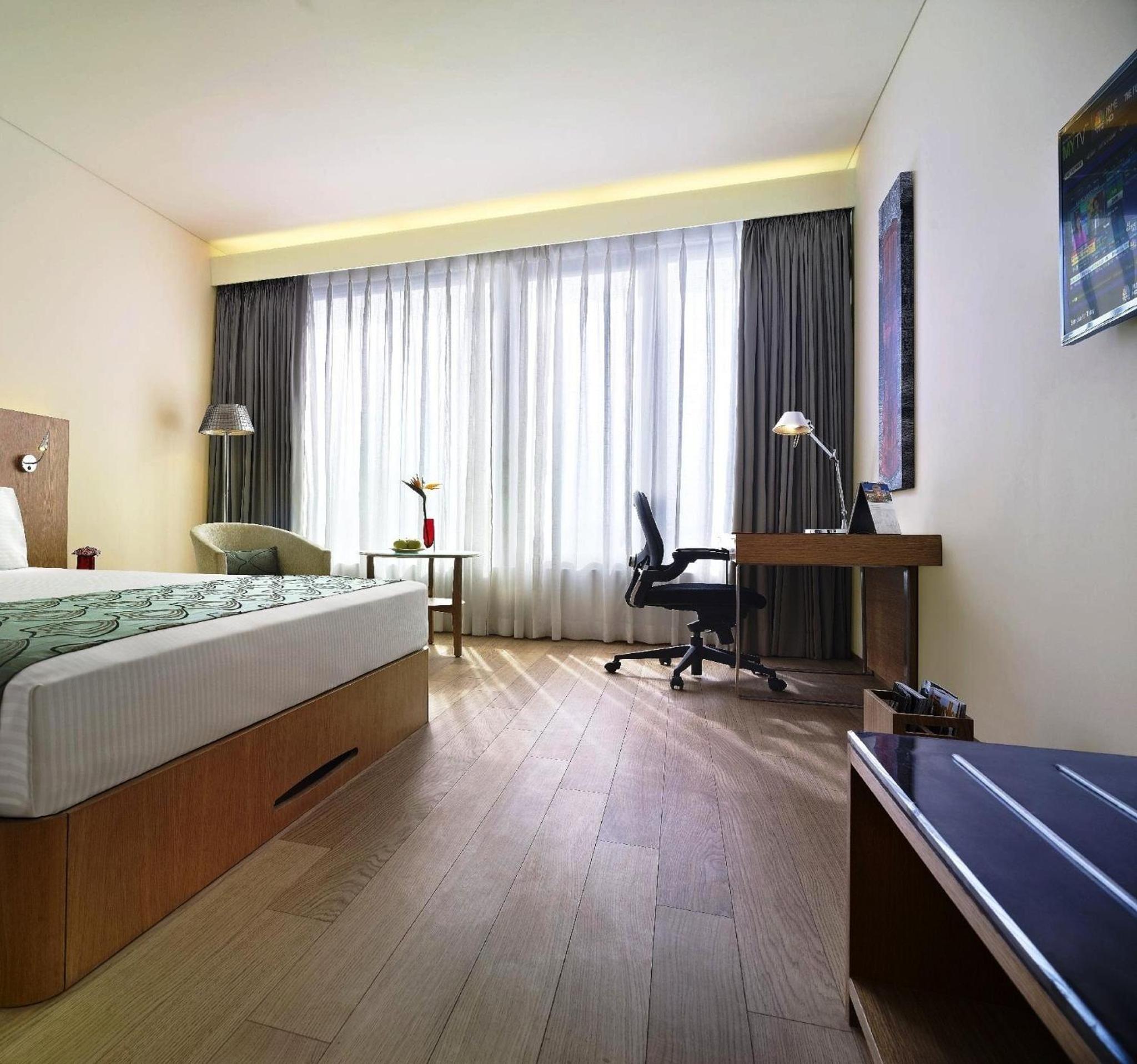 Superior Room king bed photo 3