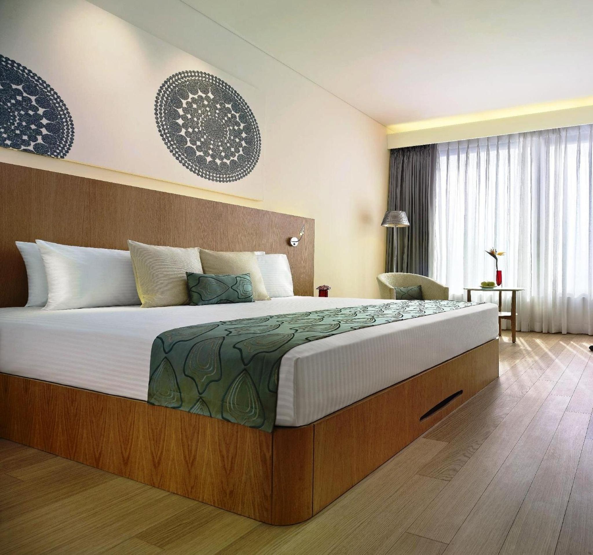 Superior Room king bed photo 2