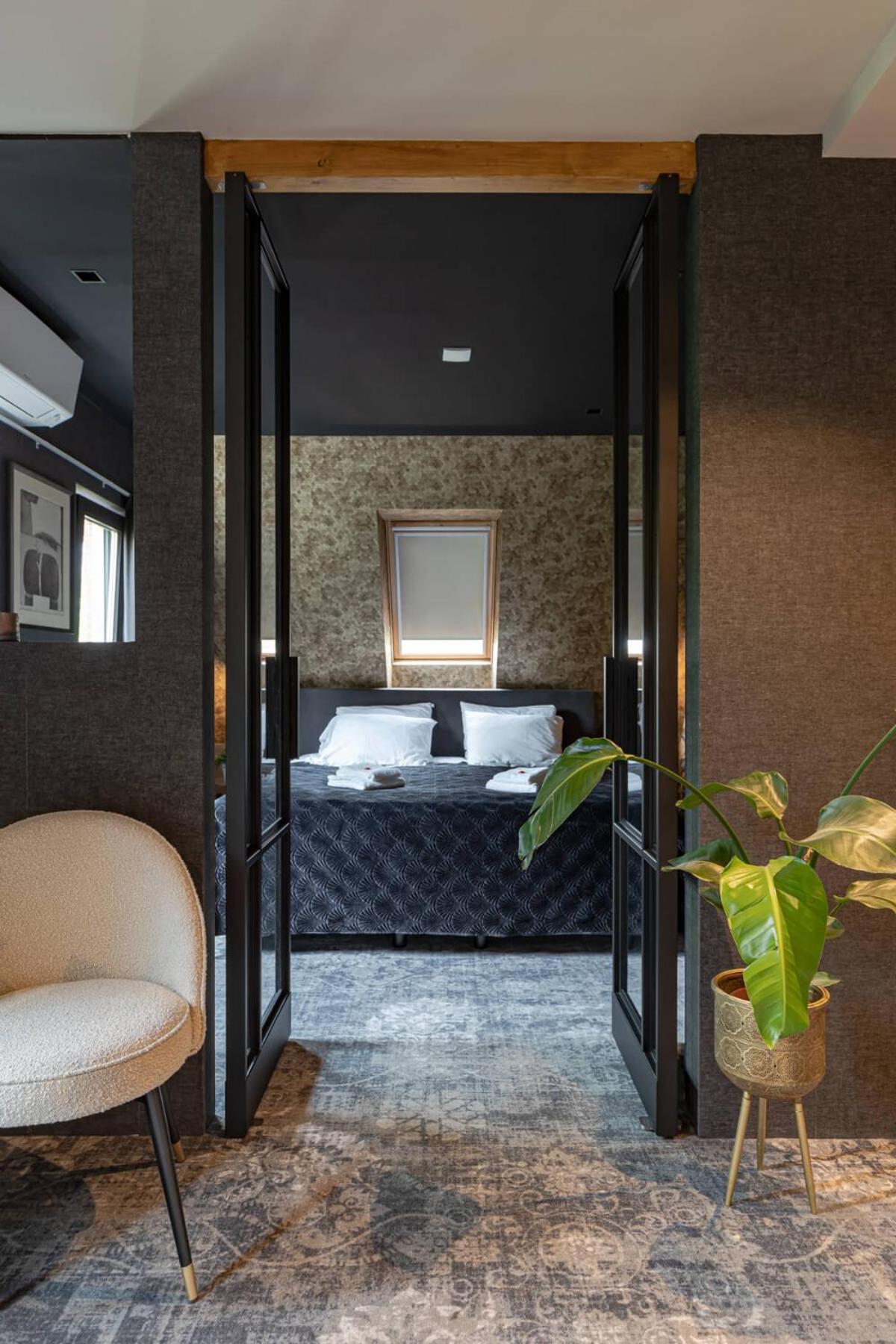 King Studio with Sofa Bed - Photo 3