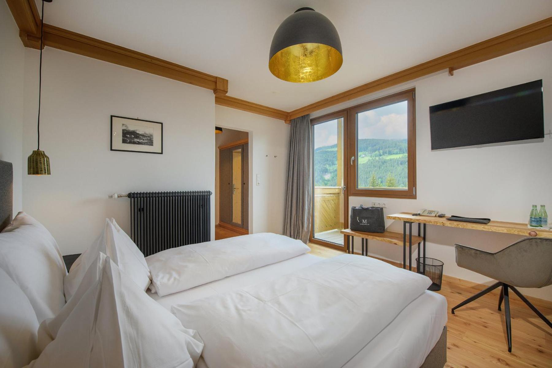 Deluxe Double Room with Balcony photo 3