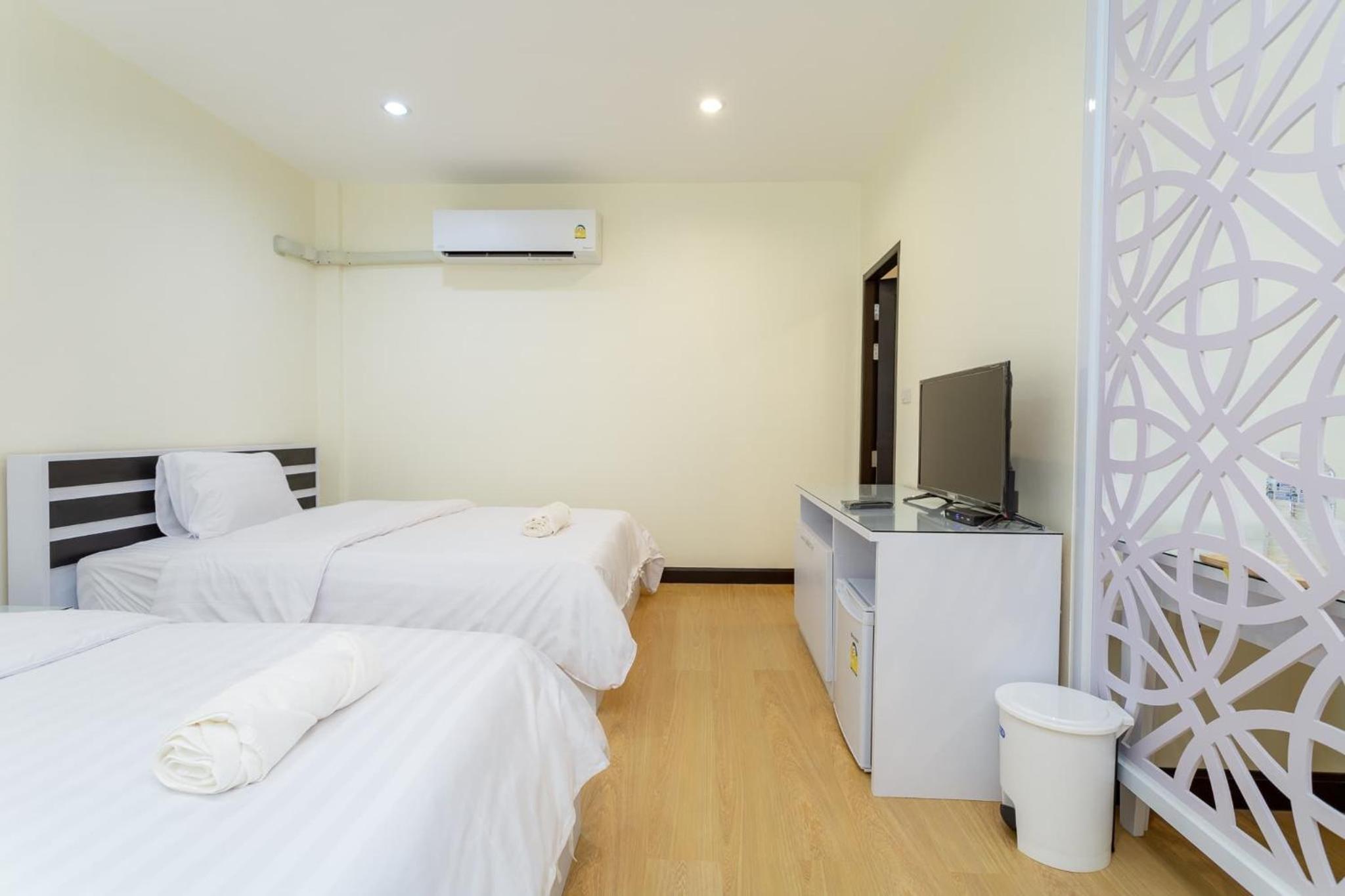 Large Twin Room - Photo 2