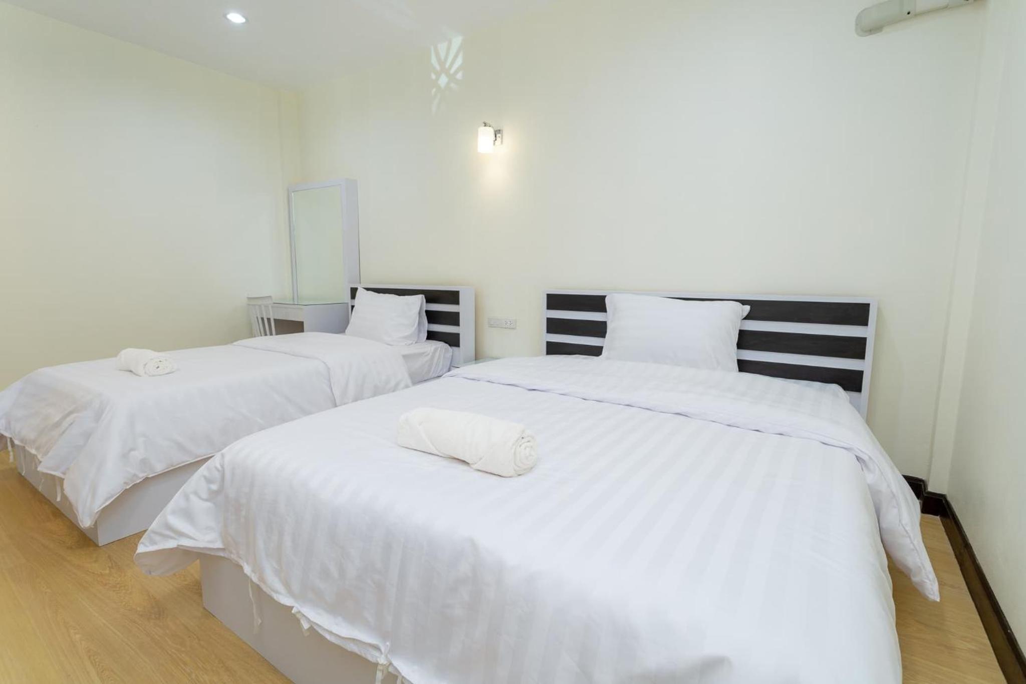 Large Twin Room - Photo 5