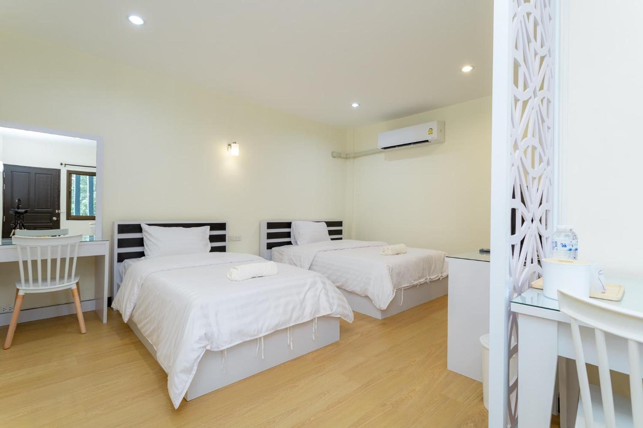 Large Twin Room - Photo 7