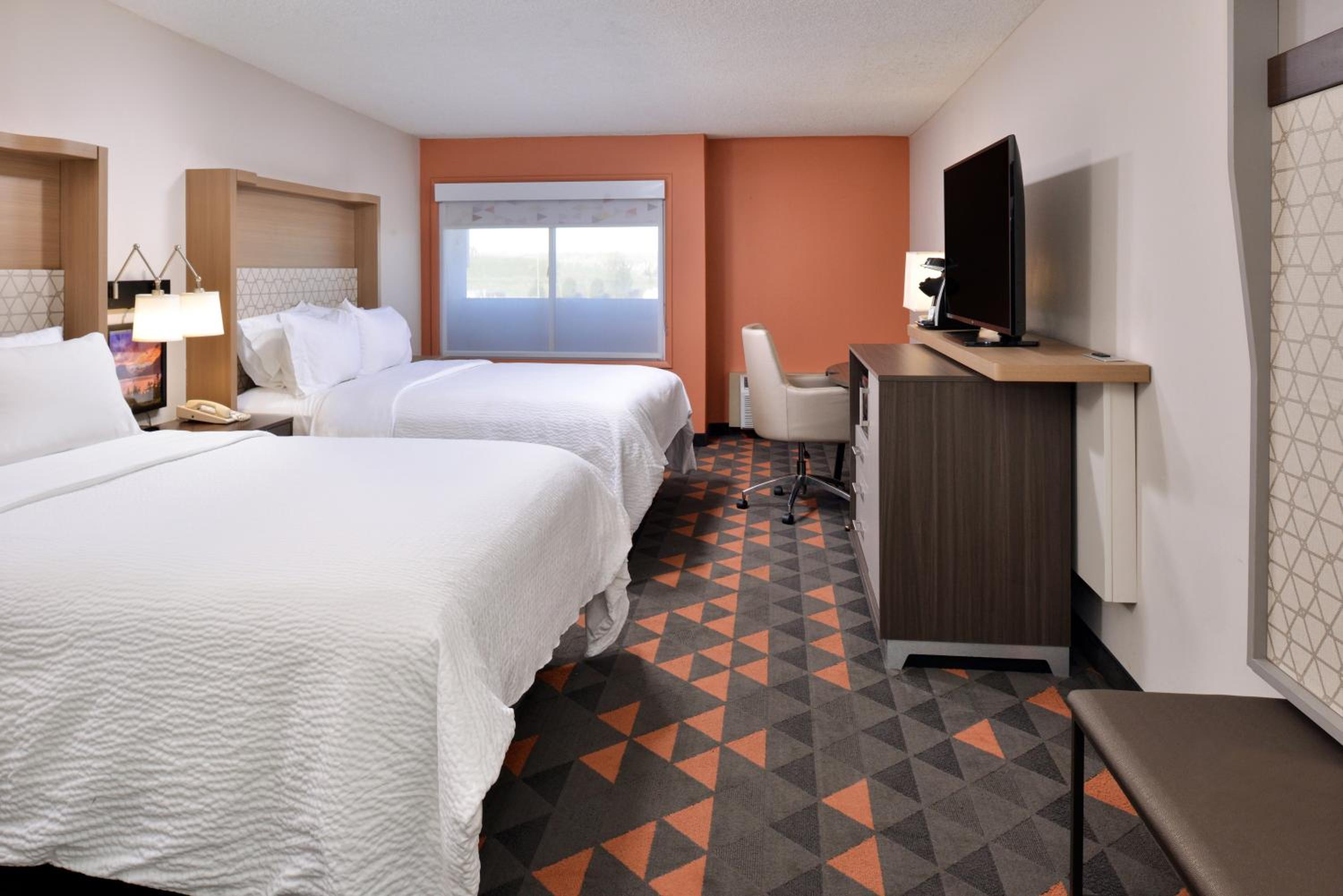 Queen Room with Two Queen Beds - Pool Side - Photo 4