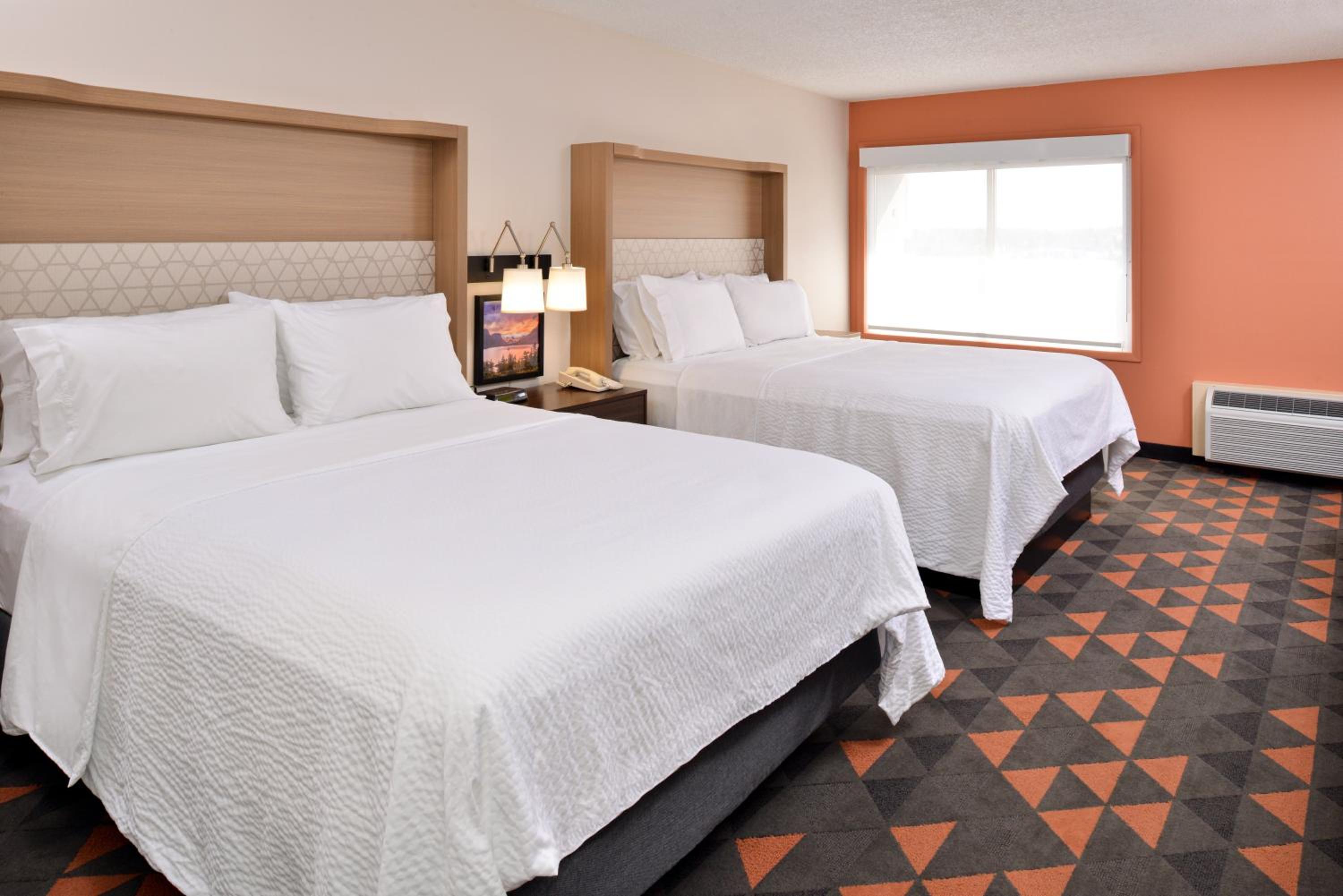 Queen Room with Two Queen Beds - Atrium View - Photo 4