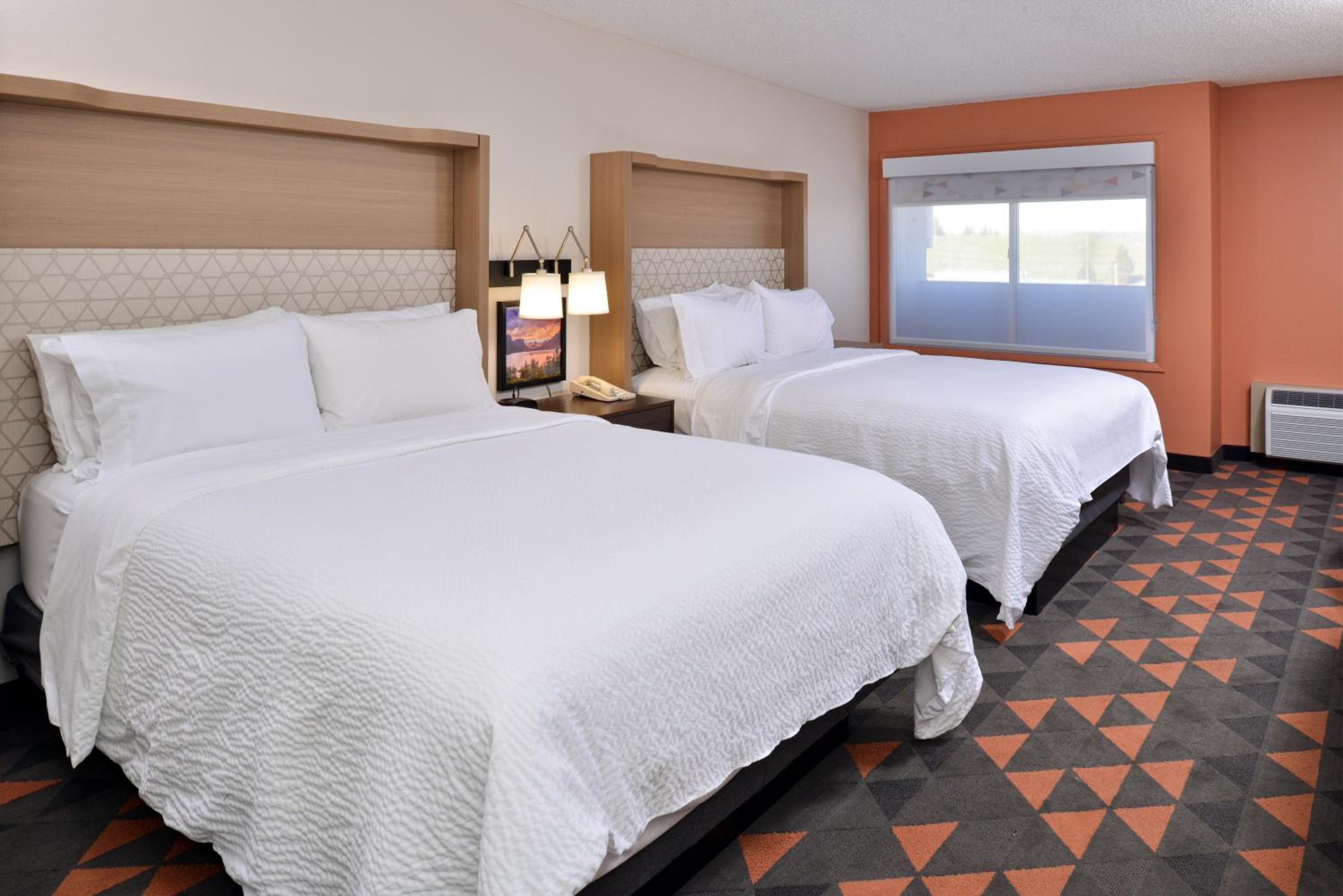 Queen Room with Two Queen Beds - Pool Side - Photo 5