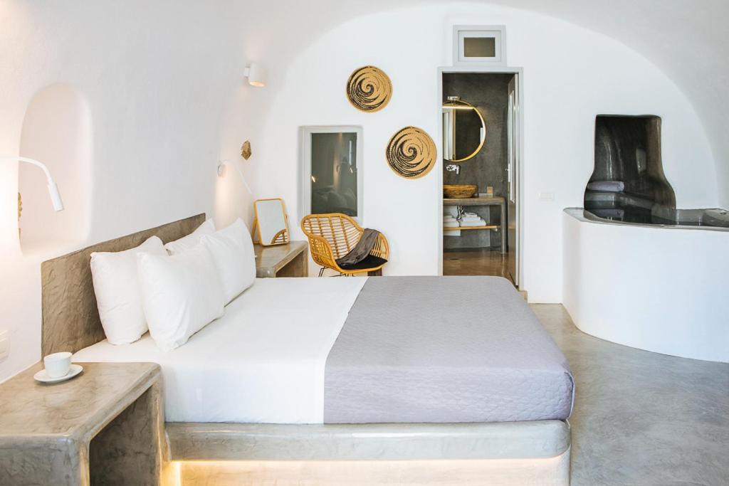 Deluxe Suite with Indoor Jacuzzi photo 2