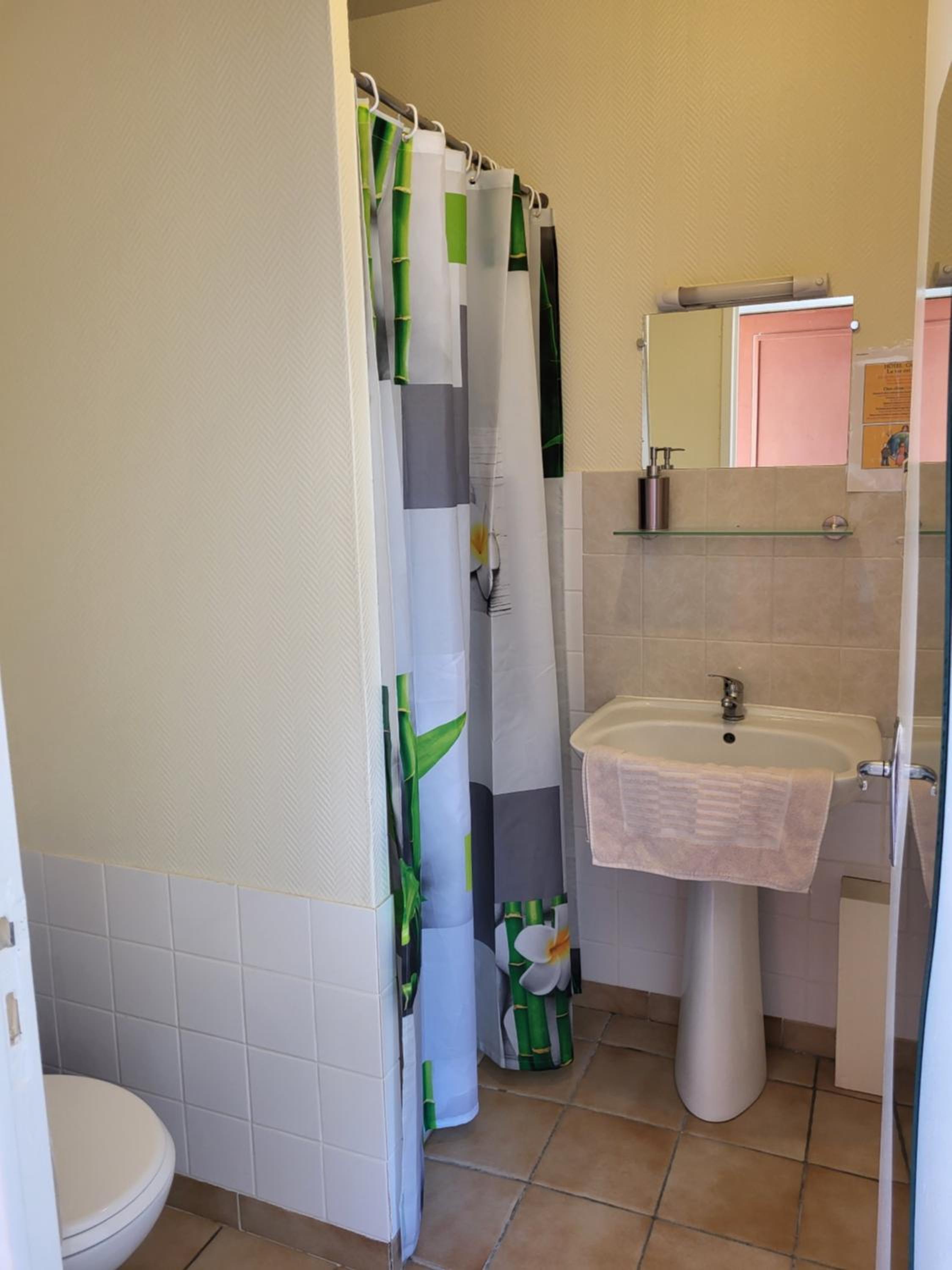 Double Room with Private Bathroom - Photo 10