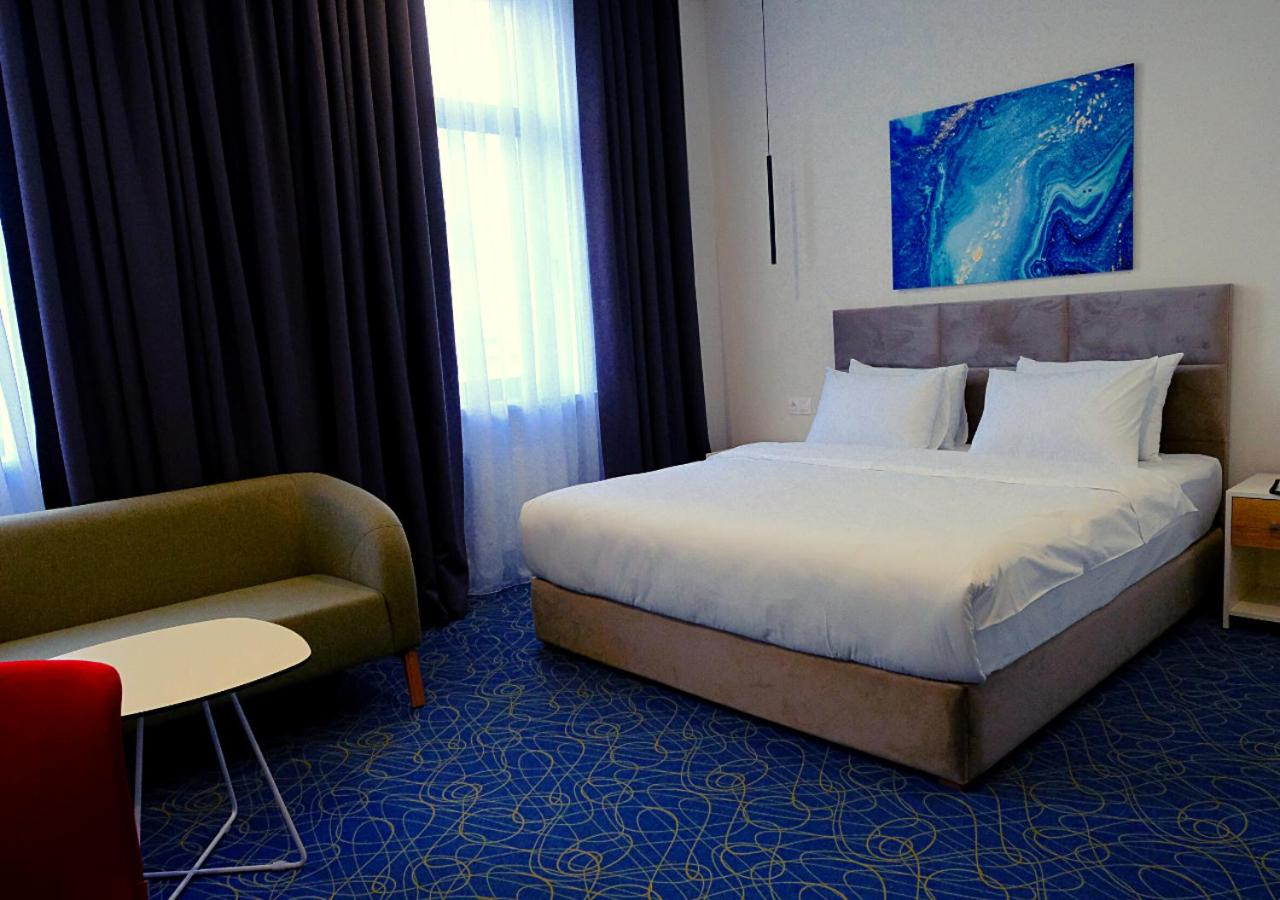Suite - Photo 1