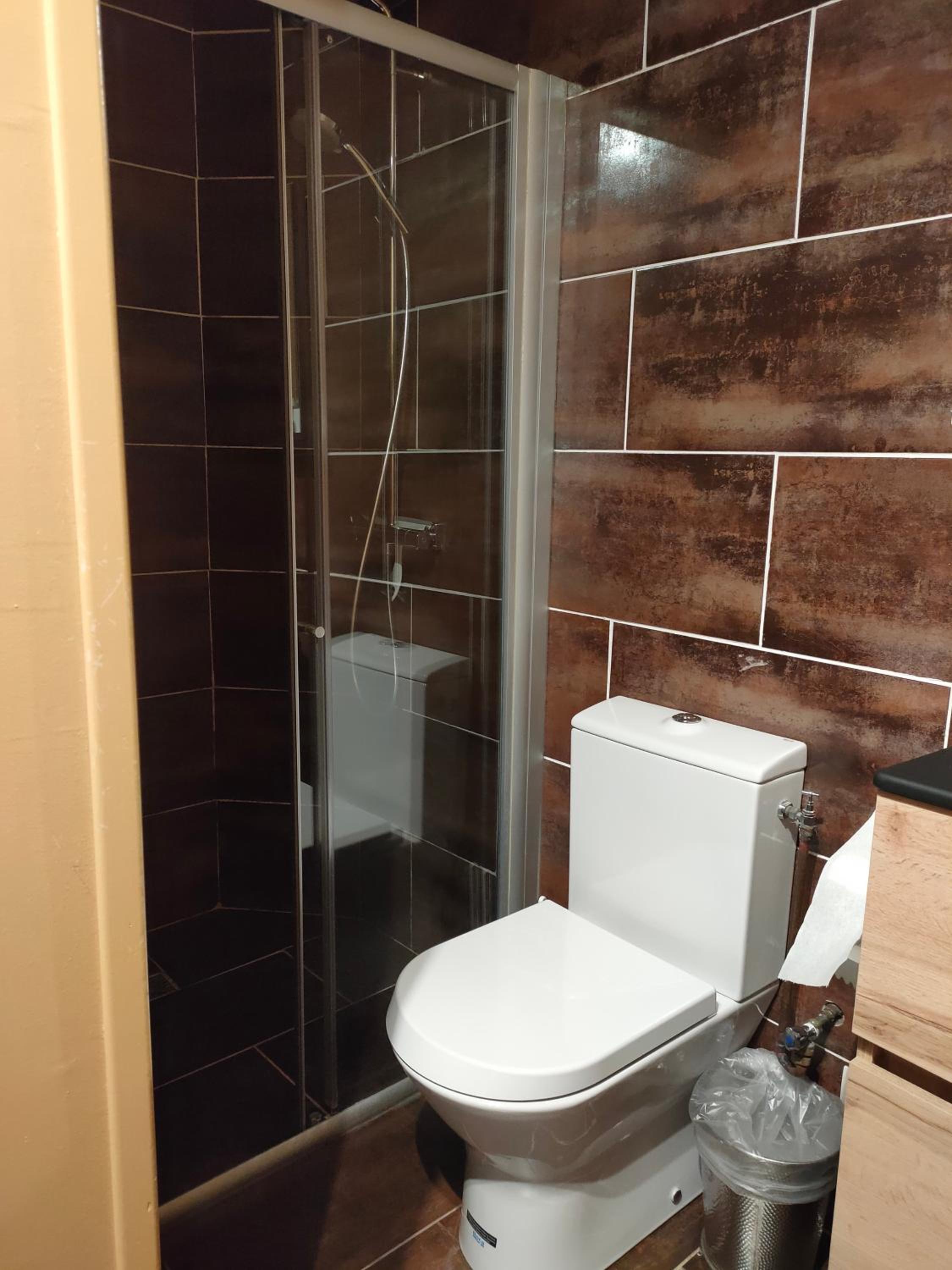 One-Bedroom Apartment (6 Adults) - Photo 10