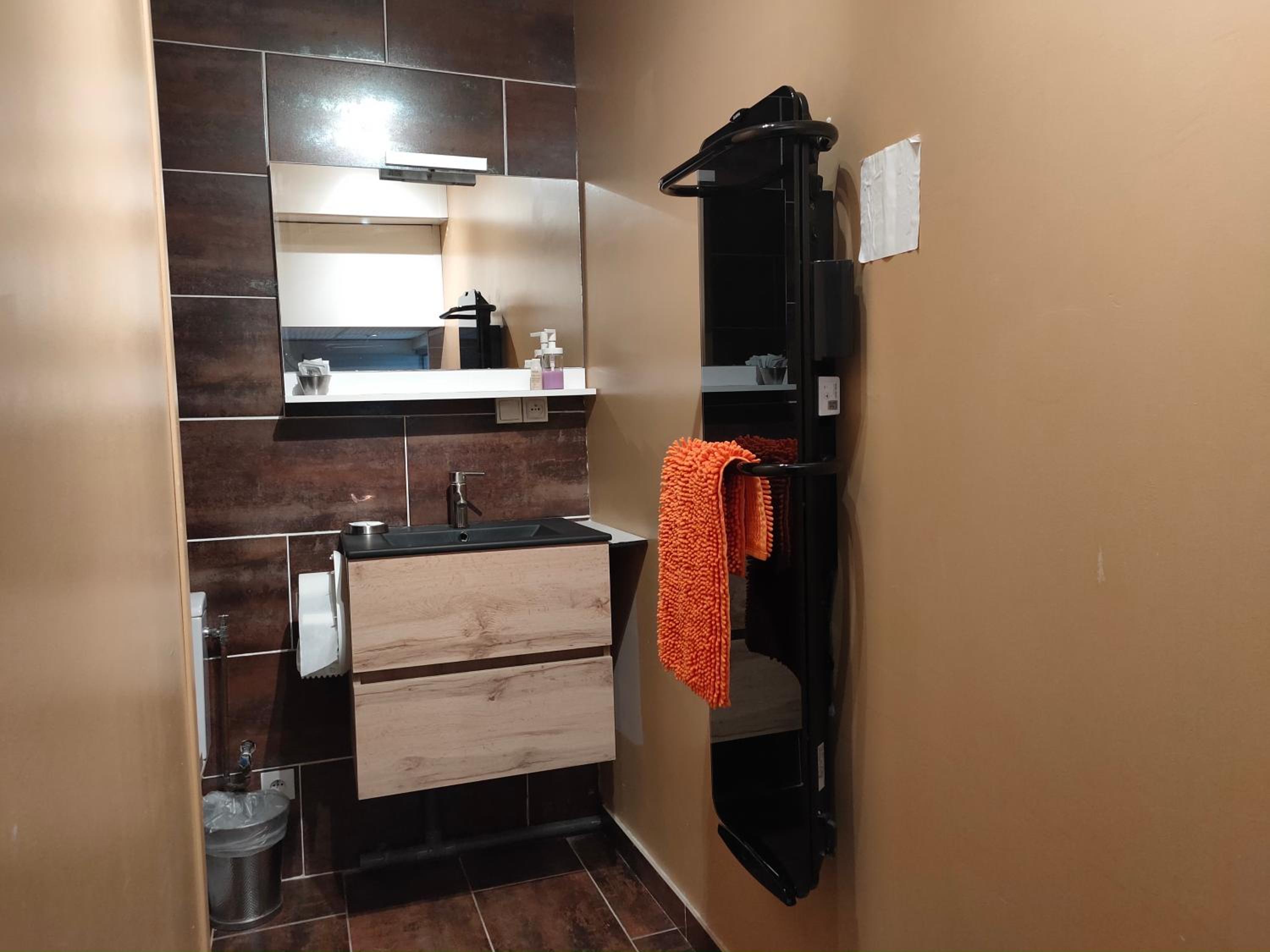One-Bedroom Apartment (6 Adults) - Photo 11