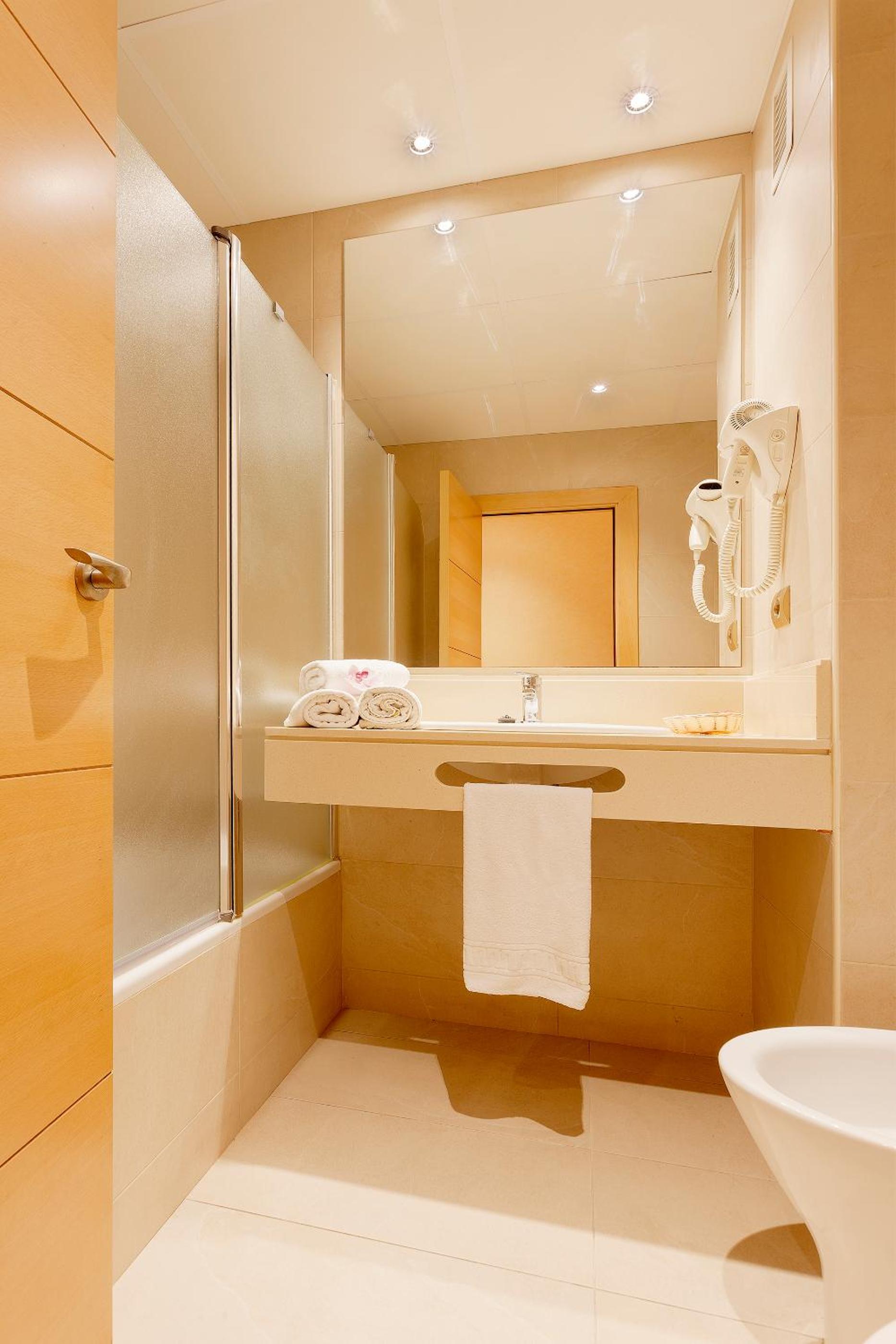 Budget Double Room (interior view) - Photo 2