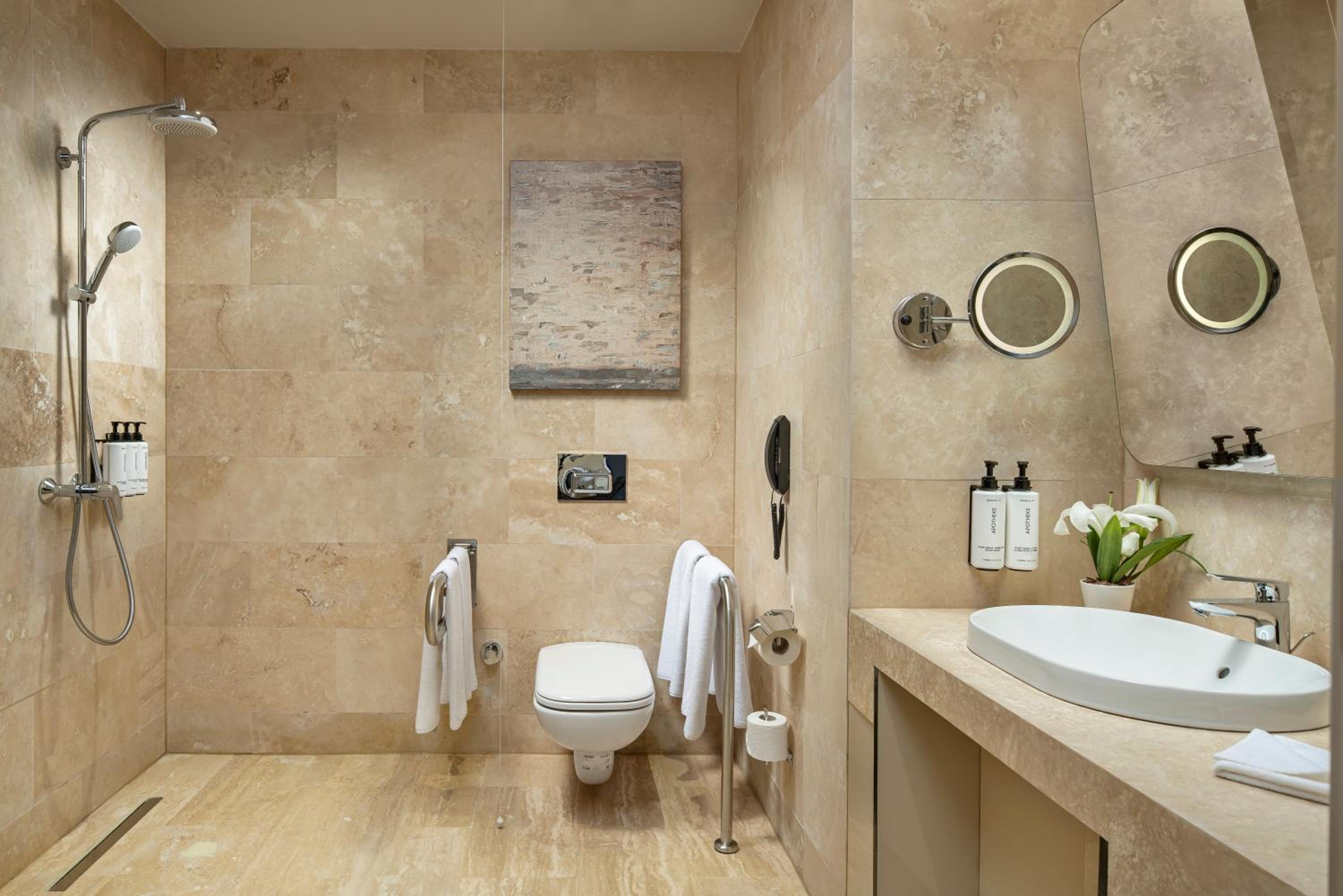 Standard King Room - Disability Access photo 1