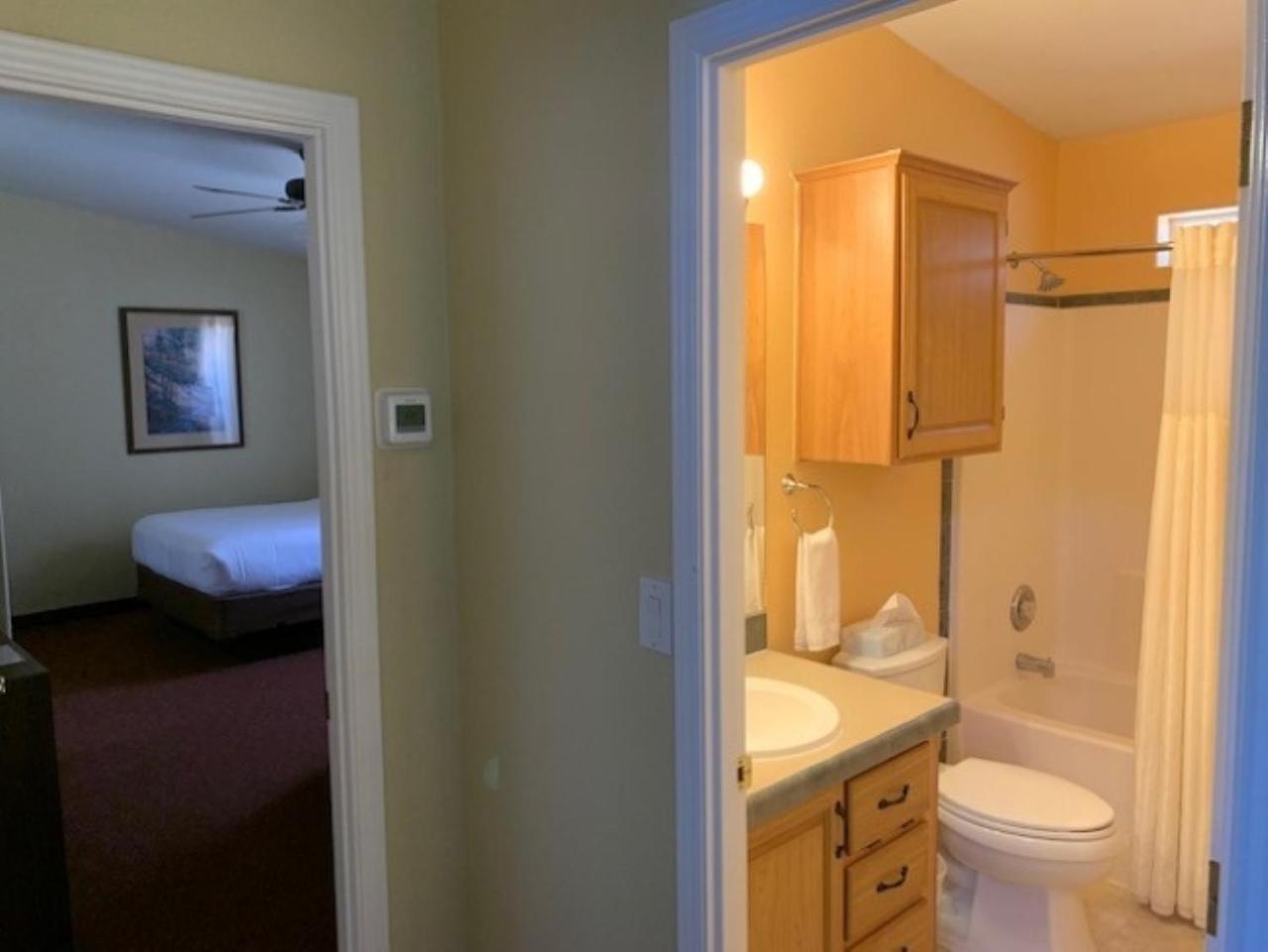 Two-Bedroom Deluxe Cabin - Photo 6