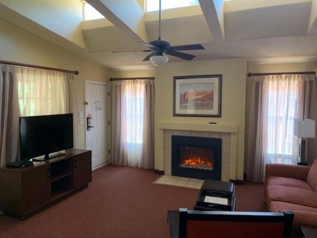 Two-Bedroom Deluxe Cabin - Photo 2