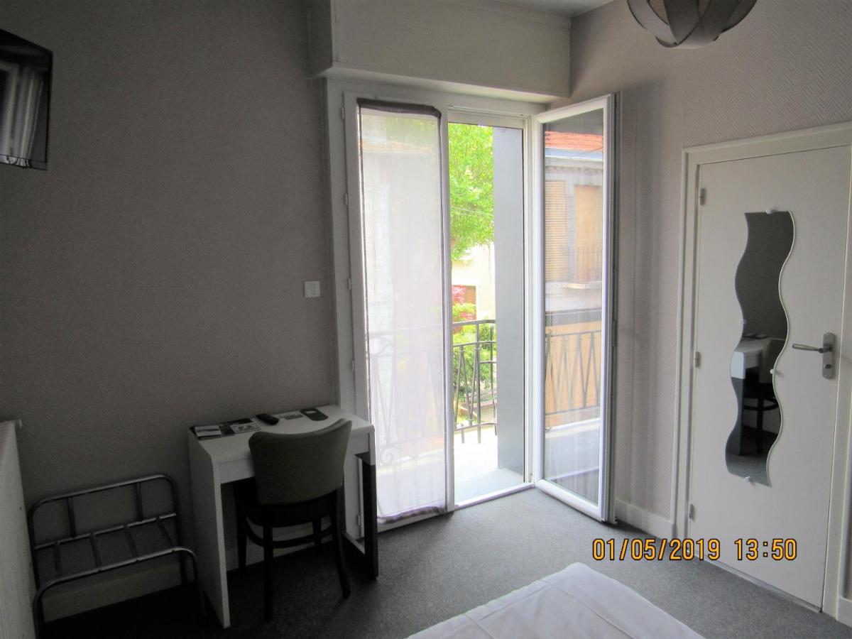 Standard Double Room - Street Side photo 3