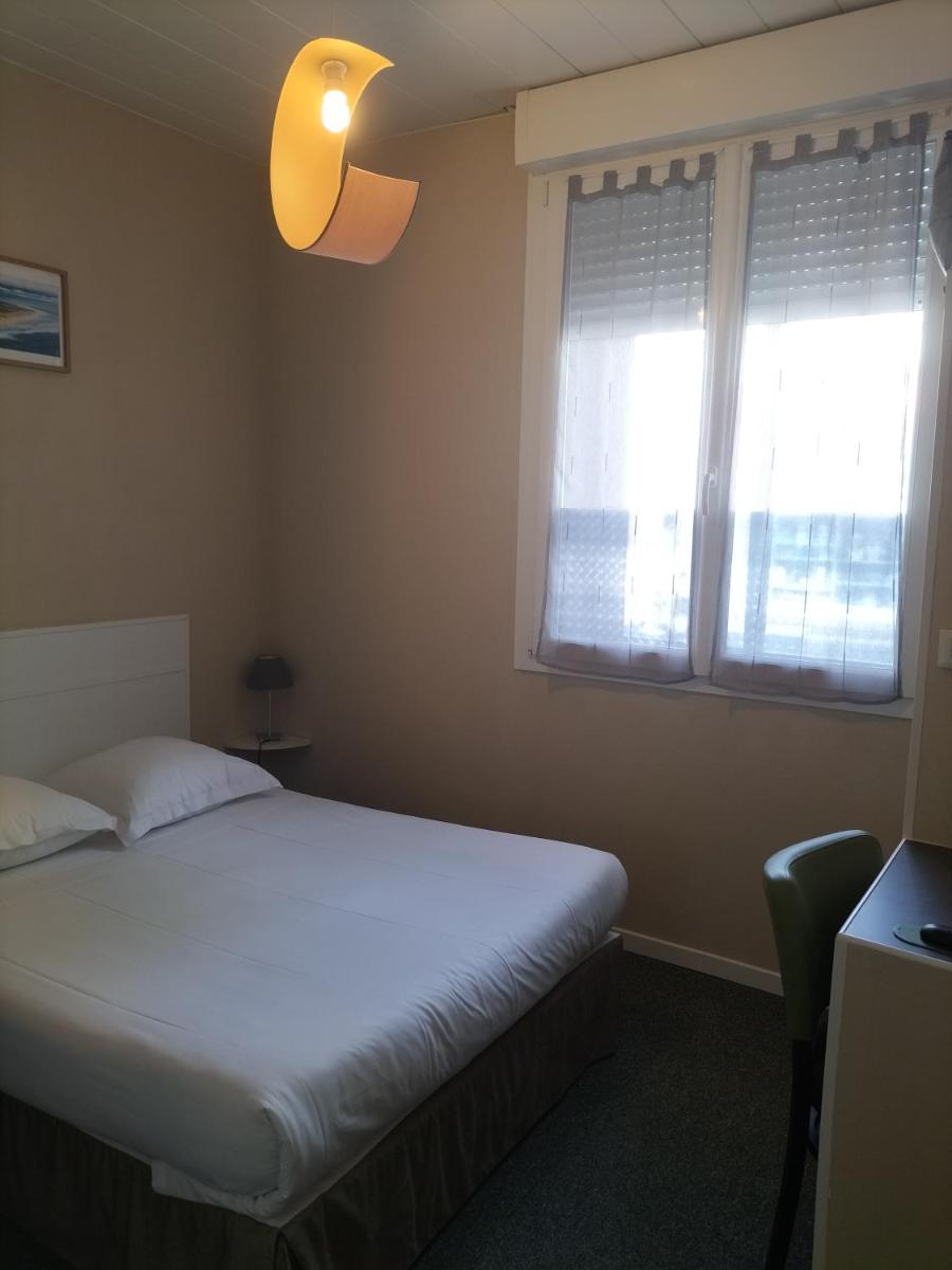 Standard Double Room - Street Side photo 2