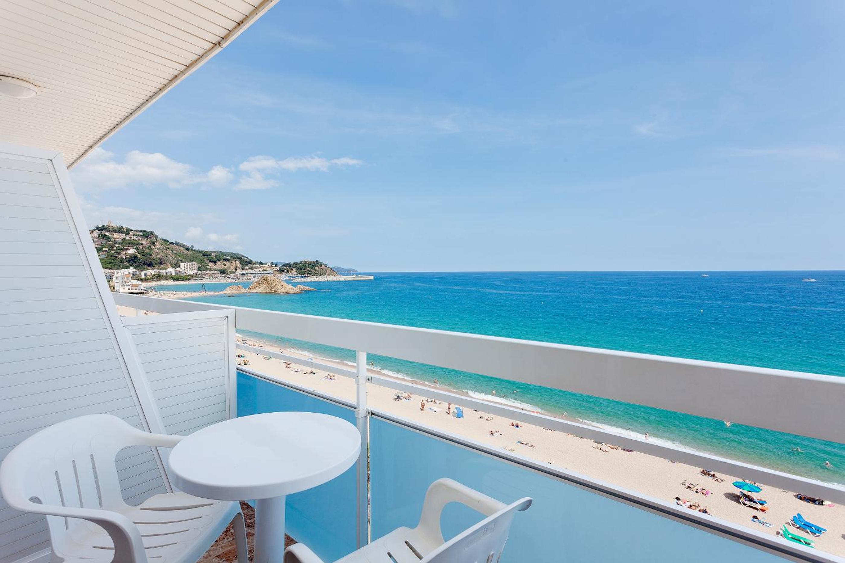 Triple Room with Sea View - Photo 3