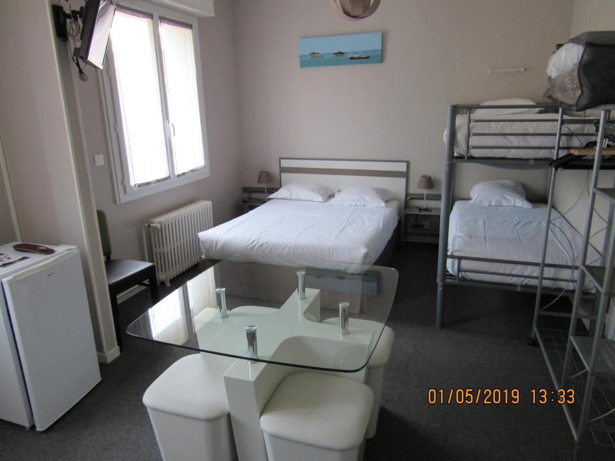 Standard Family Room - Street Side photo 3