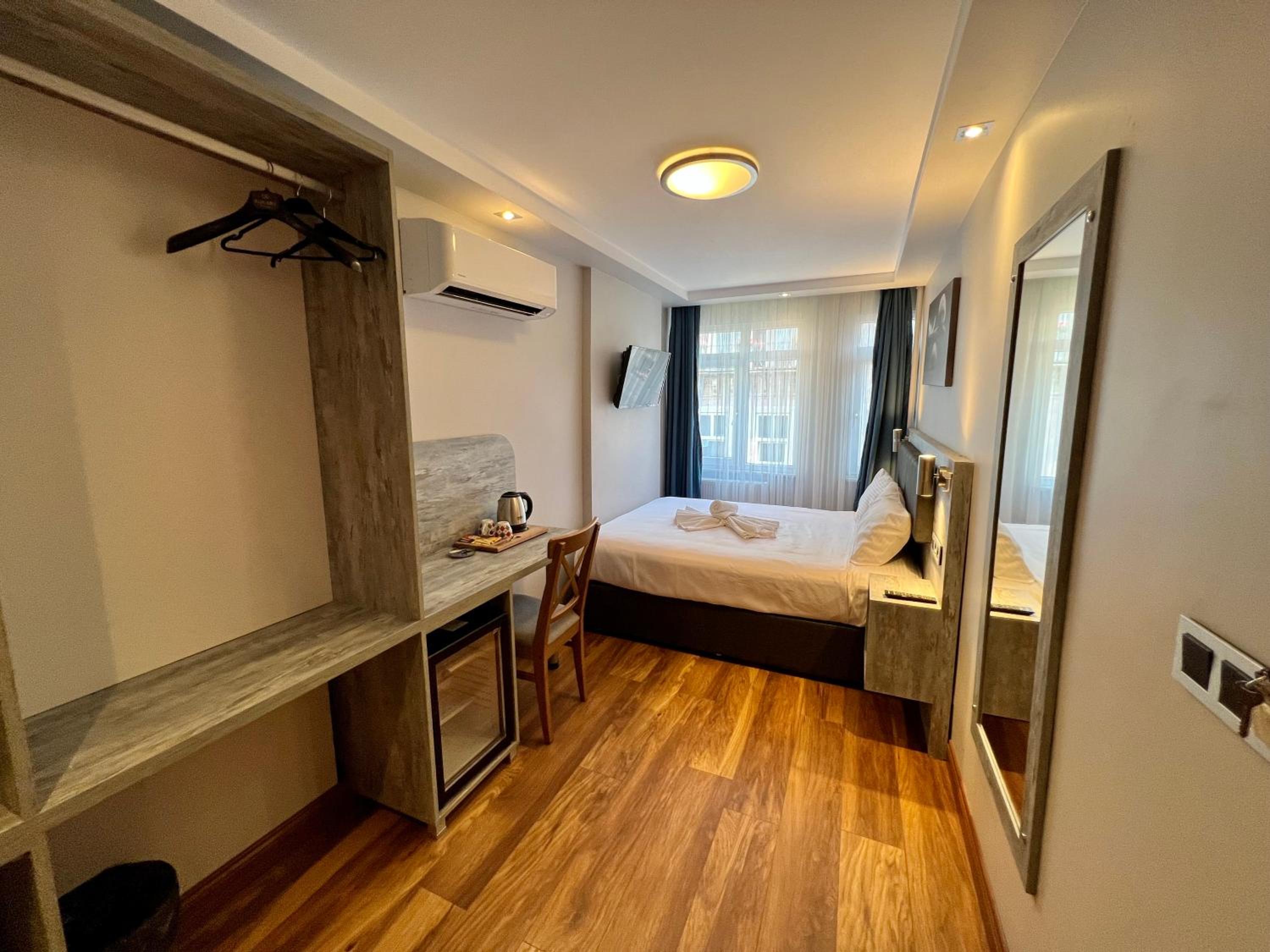 Queen Room photo 3