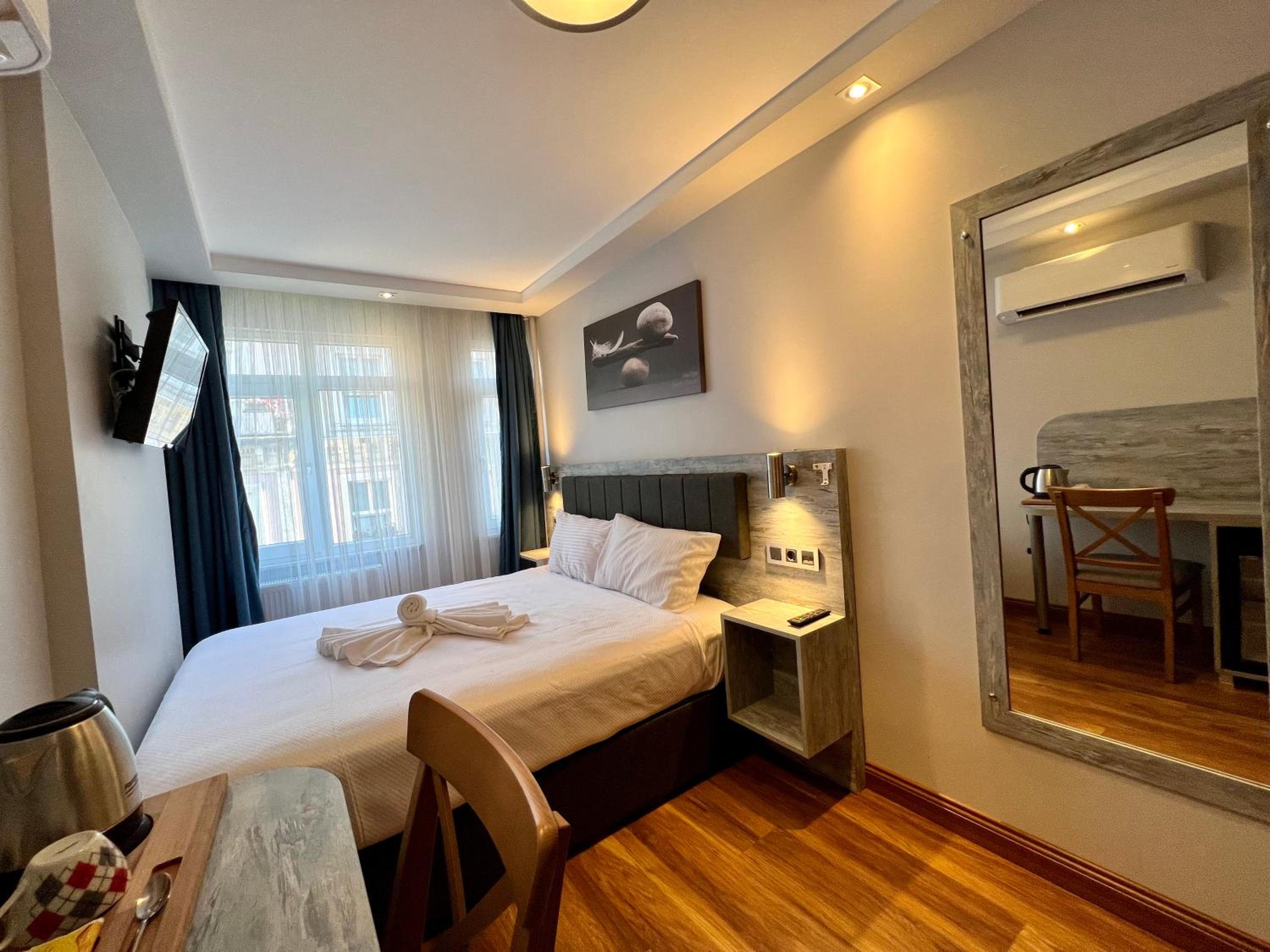 Queen Room photo 2