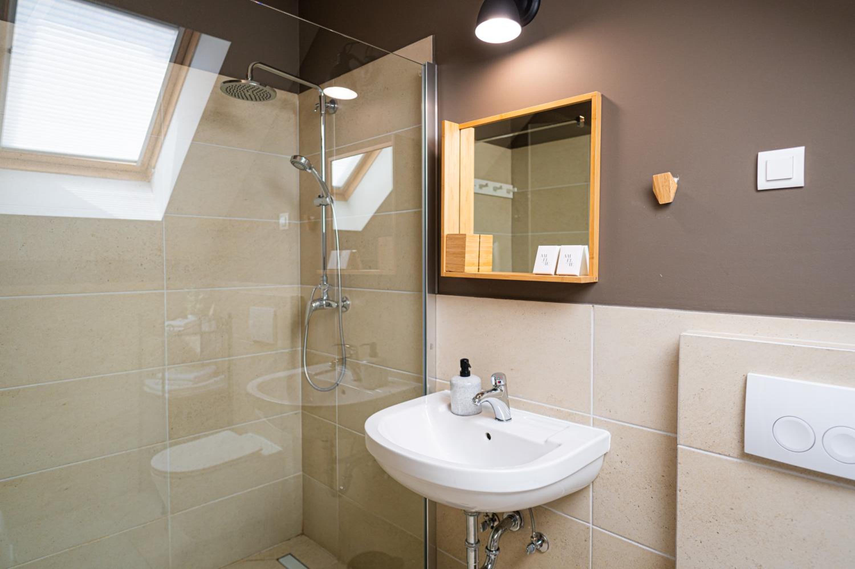 Double Room - Photo 6