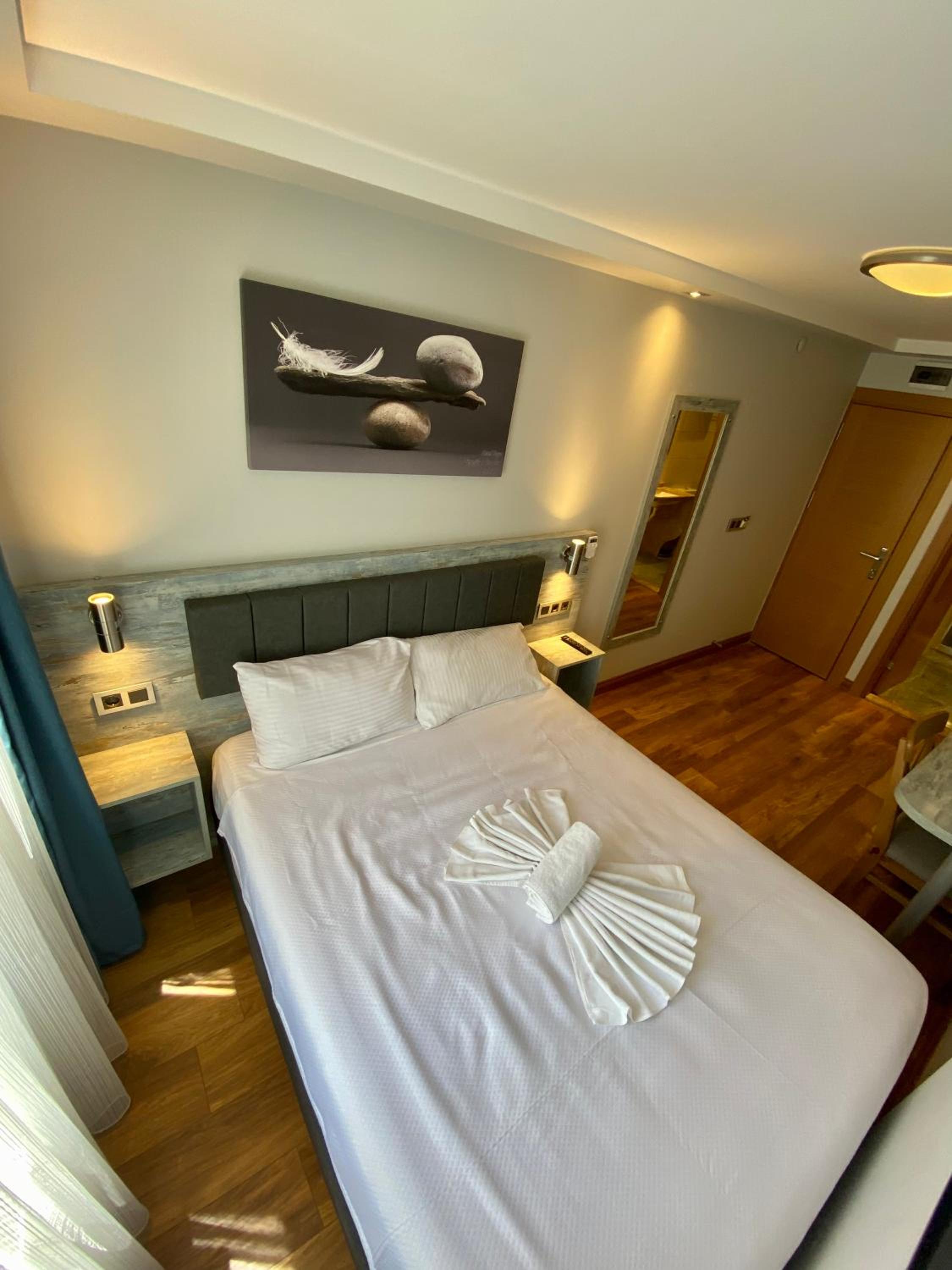 Queen Room photo 1