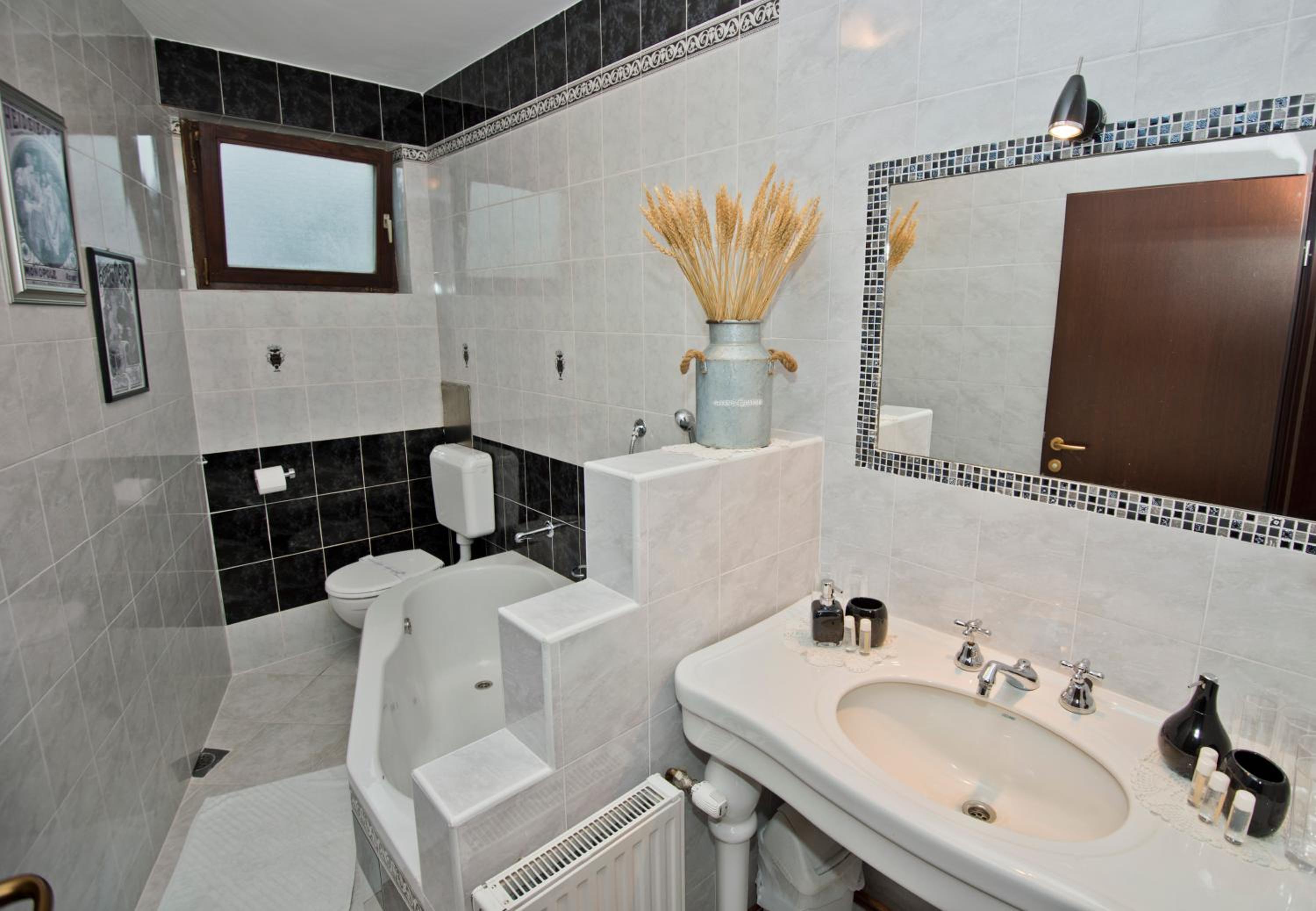 Quadruple Room with Private Bathroom photo 3