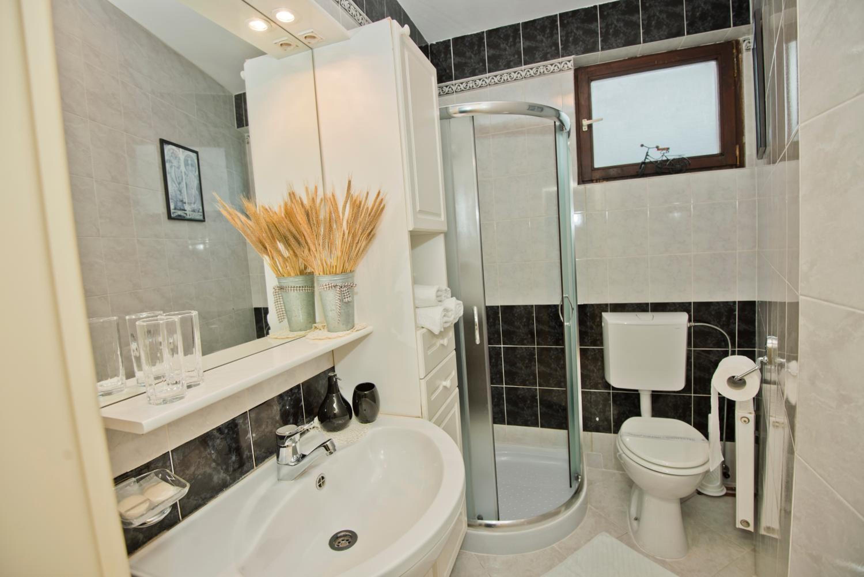 Quadruple Room with Private Bathroom photo 2